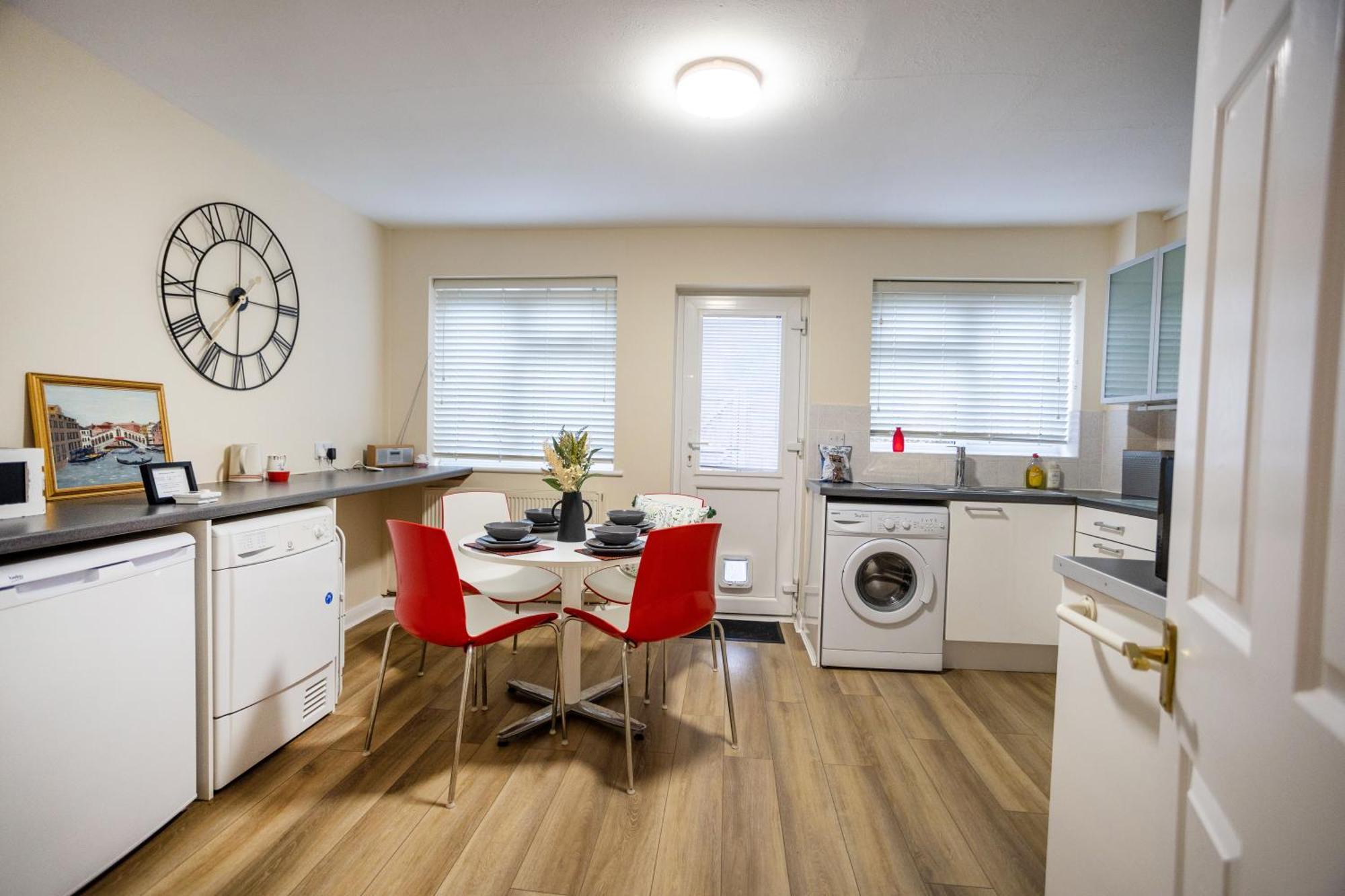 Edwards House, Sleeps 5 In 3 Bedrooms, Bath Road, Holiday home Cheltenham