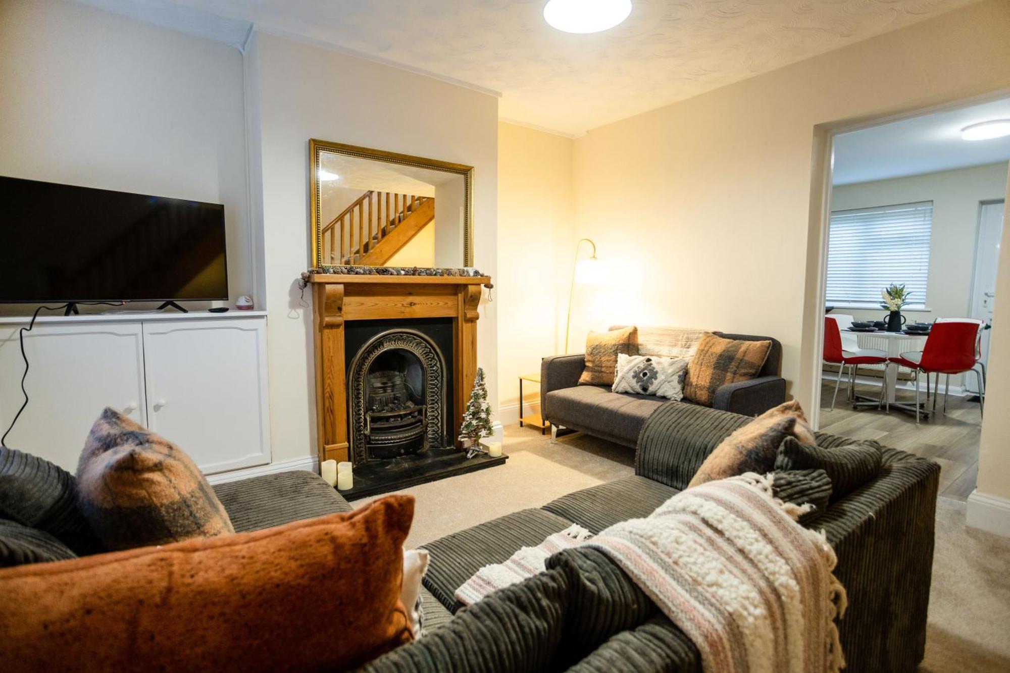 Edwards House, Sleeps 5 In 3 Bedrooms, Bath Road, * Cheltenham