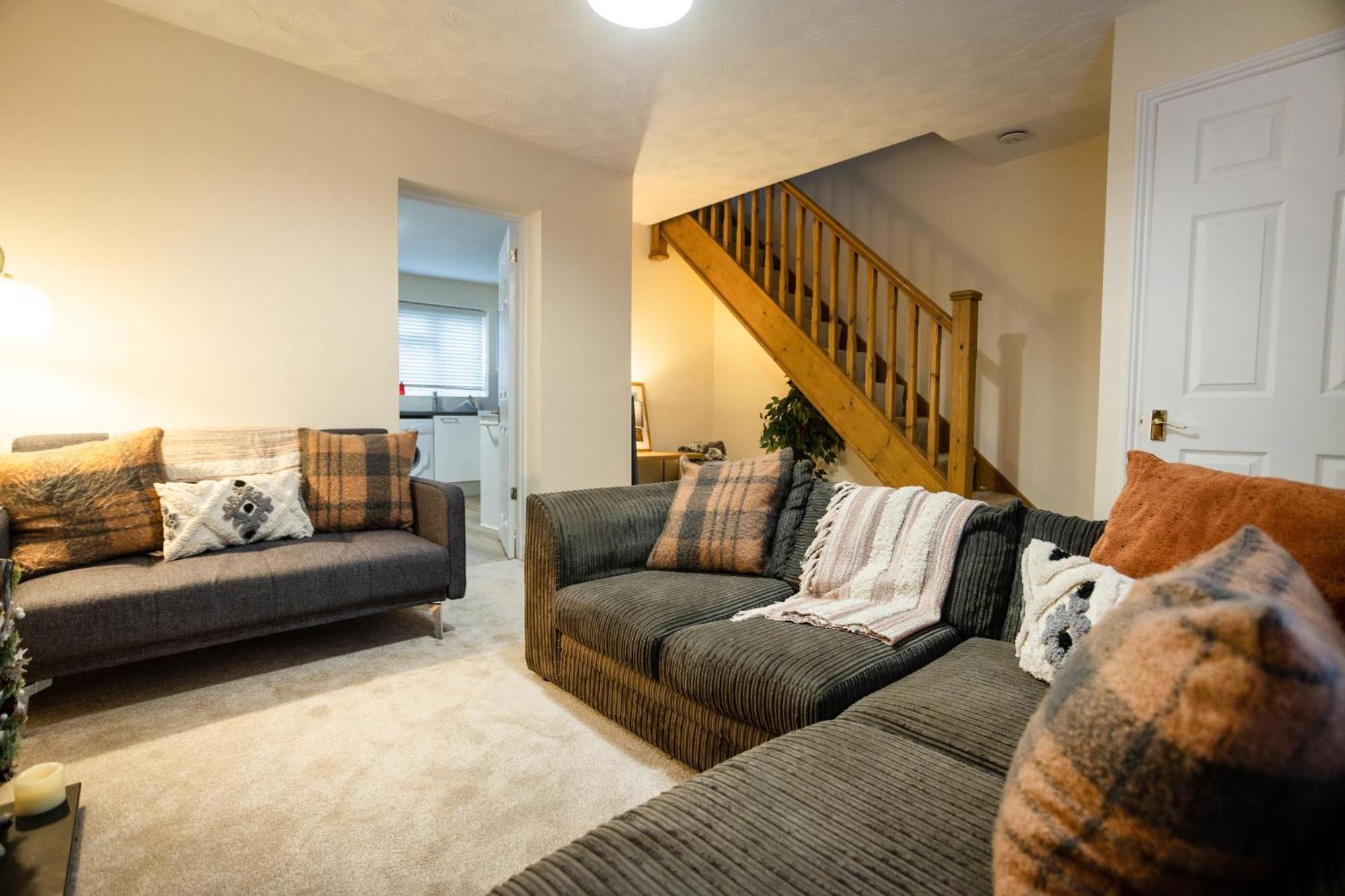 Edwards House, Sleeps 5 In 3 Bedrooms, Bath Road, Cheltenham