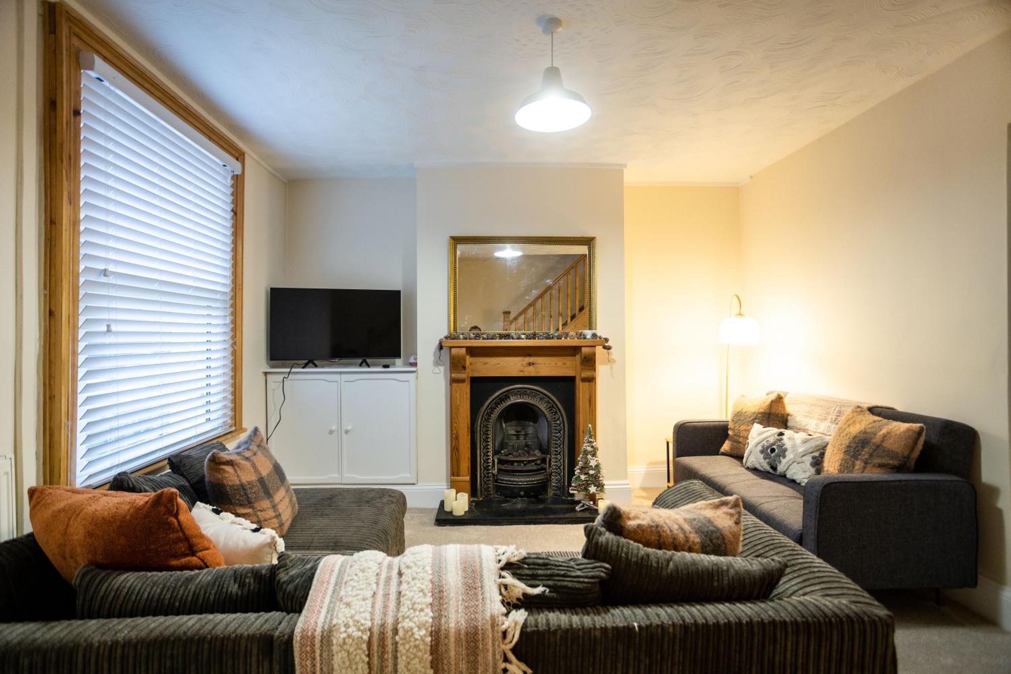 Edwards House, Sleeps 5 In 3 Bedrooms, Bath Road,