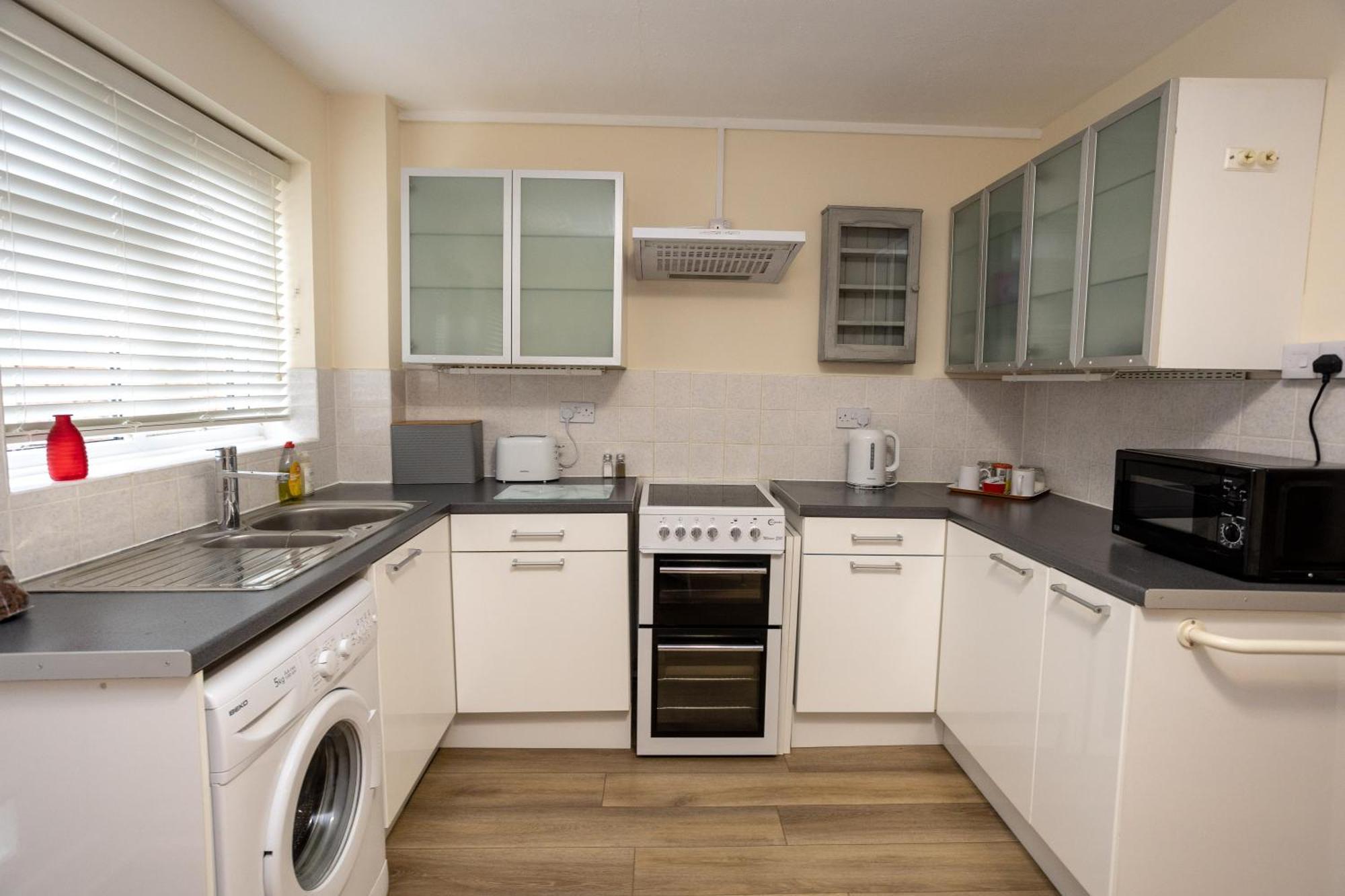 Holiday home Edwards House, Sleeps 5 In 3 Bedrooms, Bath Road, *