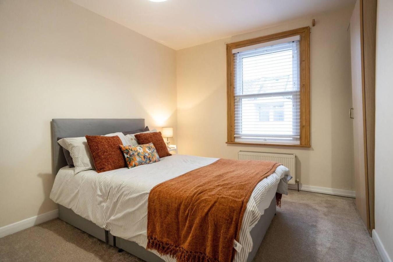 Edwards House, Sleeps 5 In 3 Bedrooms, Bath Road, Holiday home Cheltenham