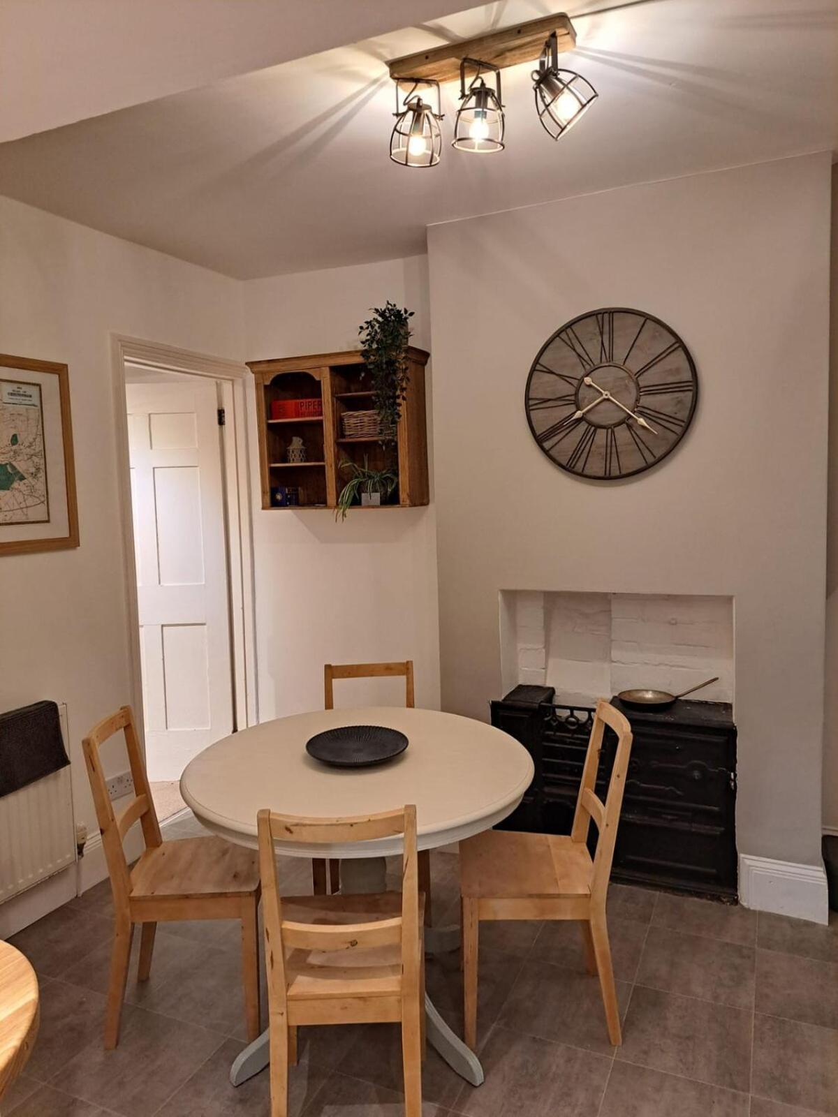 Charming Town Centre 2 Bed House Holiday home *