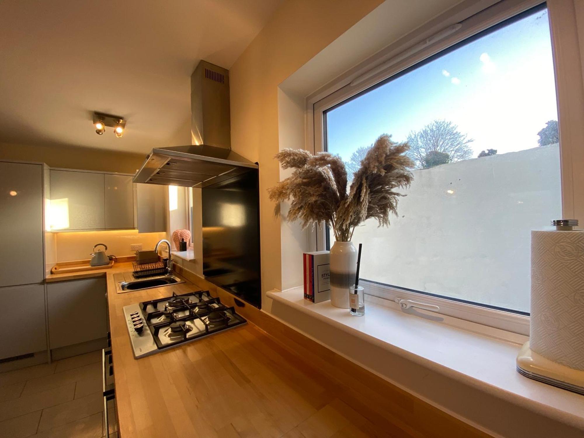 Cosy 3 Bedroom House, Bath Road, Cheltenham