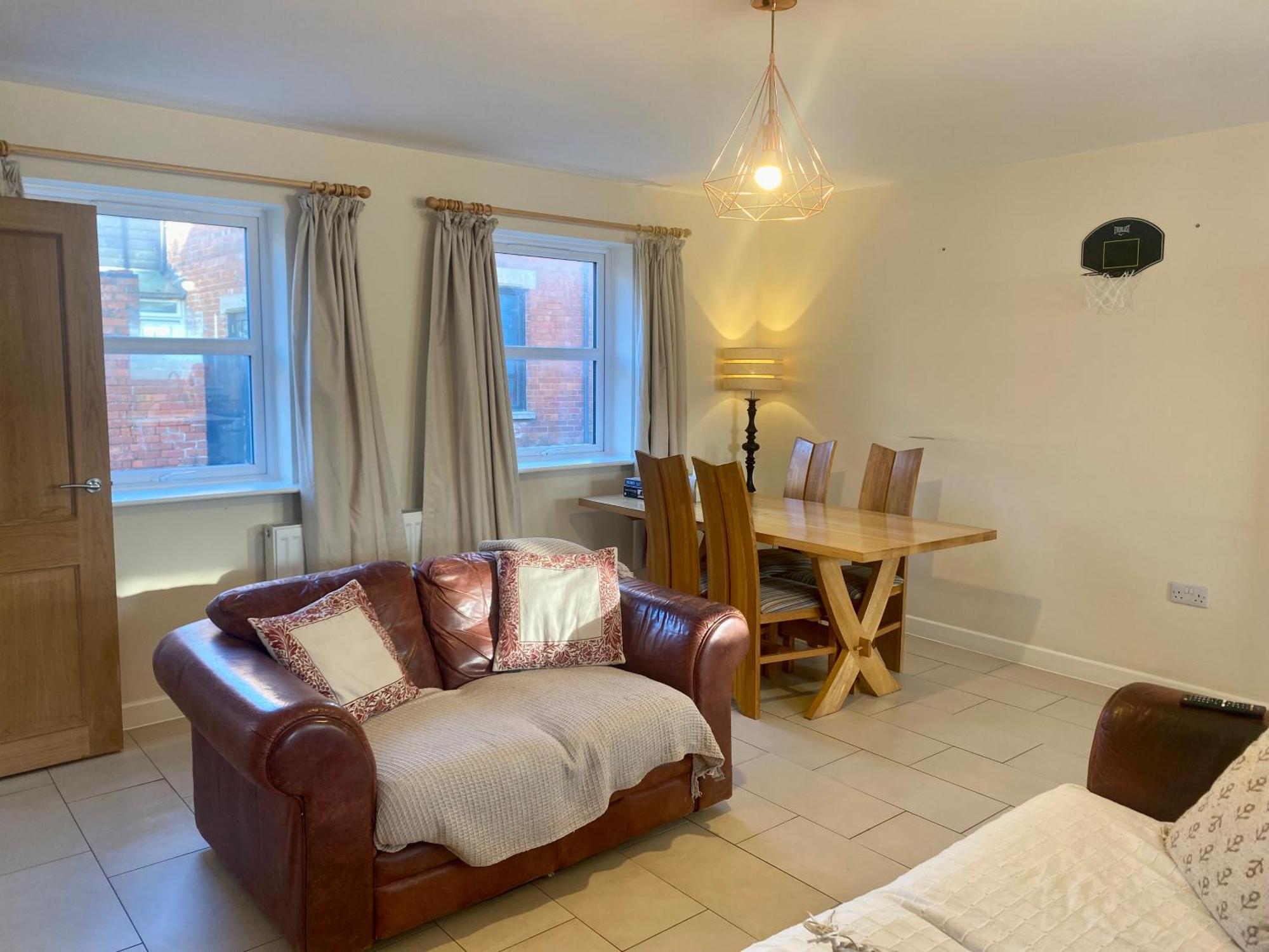 Cosy 3 Bedroom House, Bath Road, *