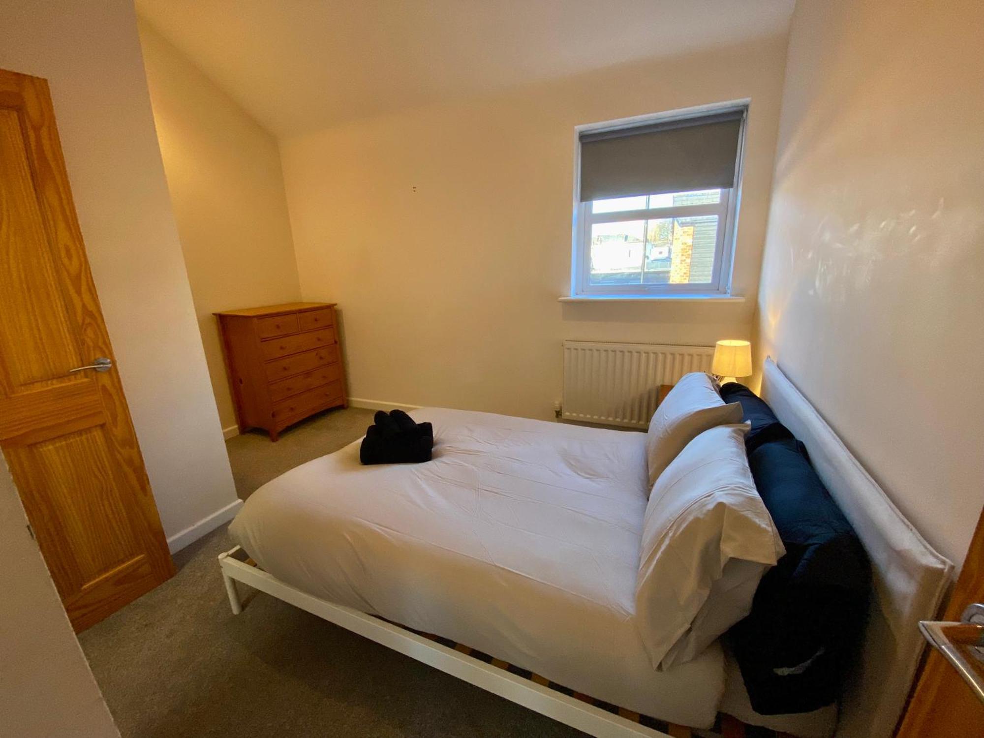 Cosy 3 Bedroom House, Bath Road, Holiday home Cheltenham
