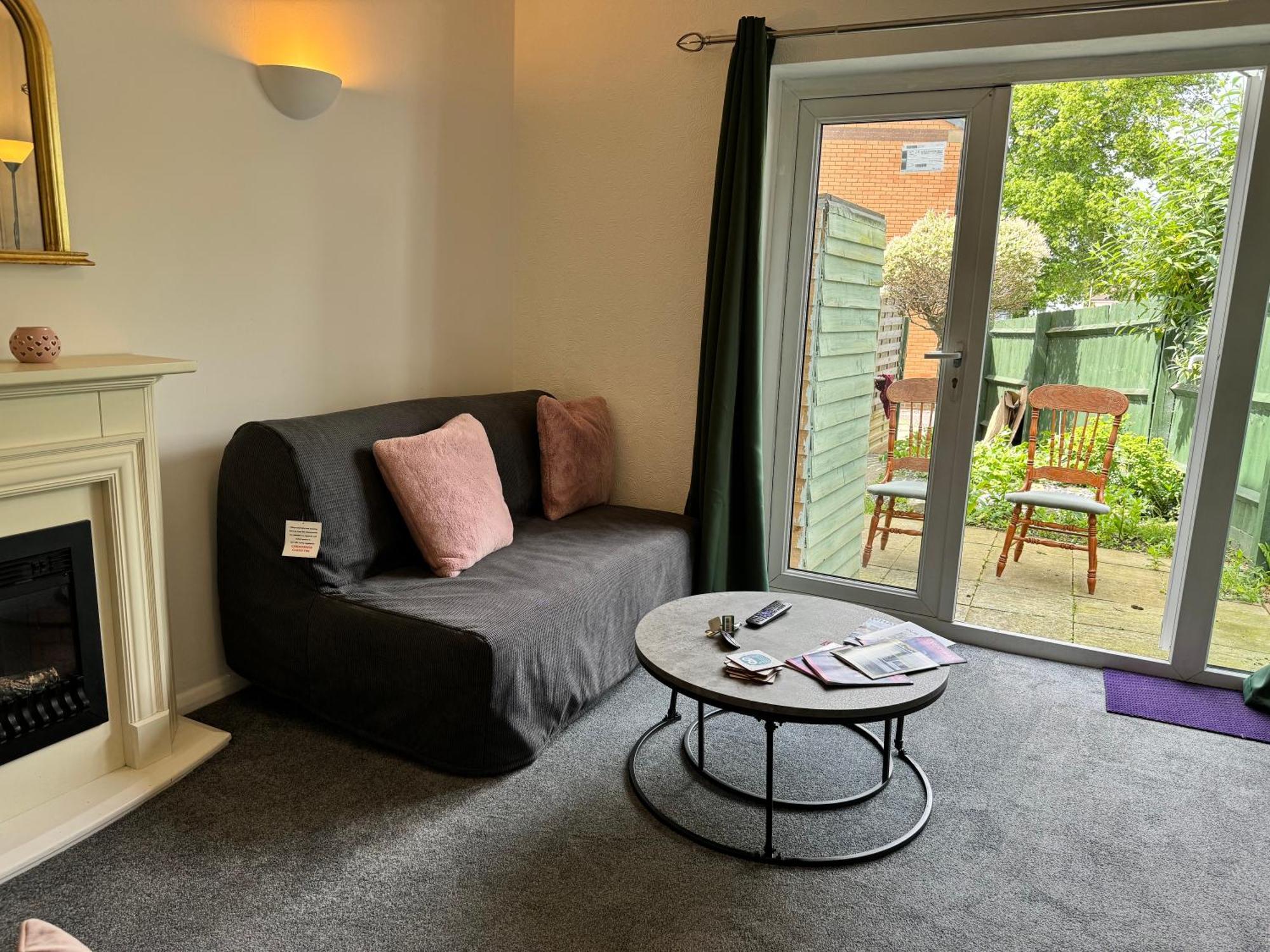 Casa de férias Comfortable Away From Home, Spacious 2 Bedroom Town House,self Catering, Free Parking, Walking Distance To Town Centre Cheltenham