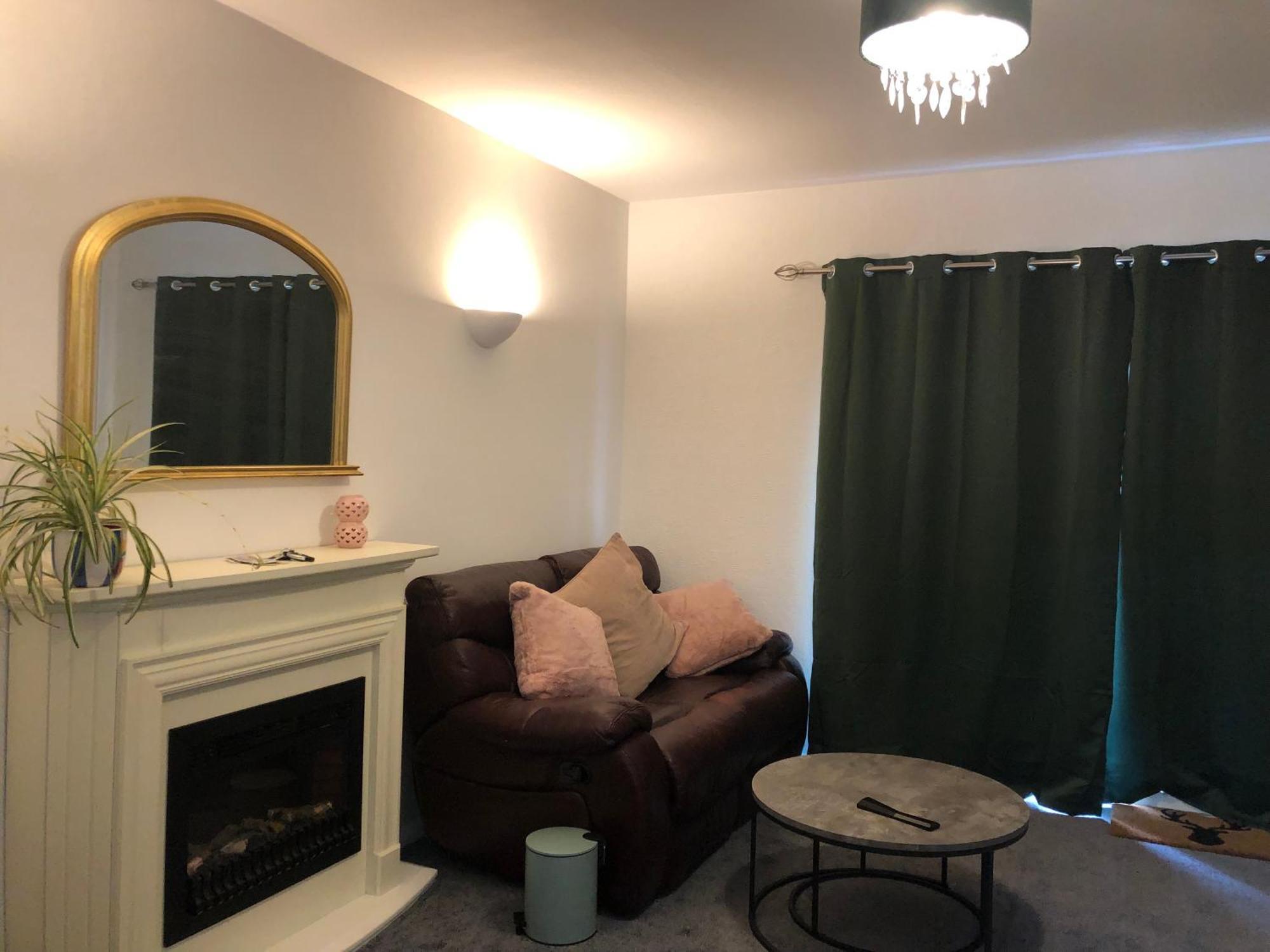 Comfortable Away From Home, Spacious 2 Bedroom Town House,self Catering, Free Parking, Walking Distance To Town Centre *