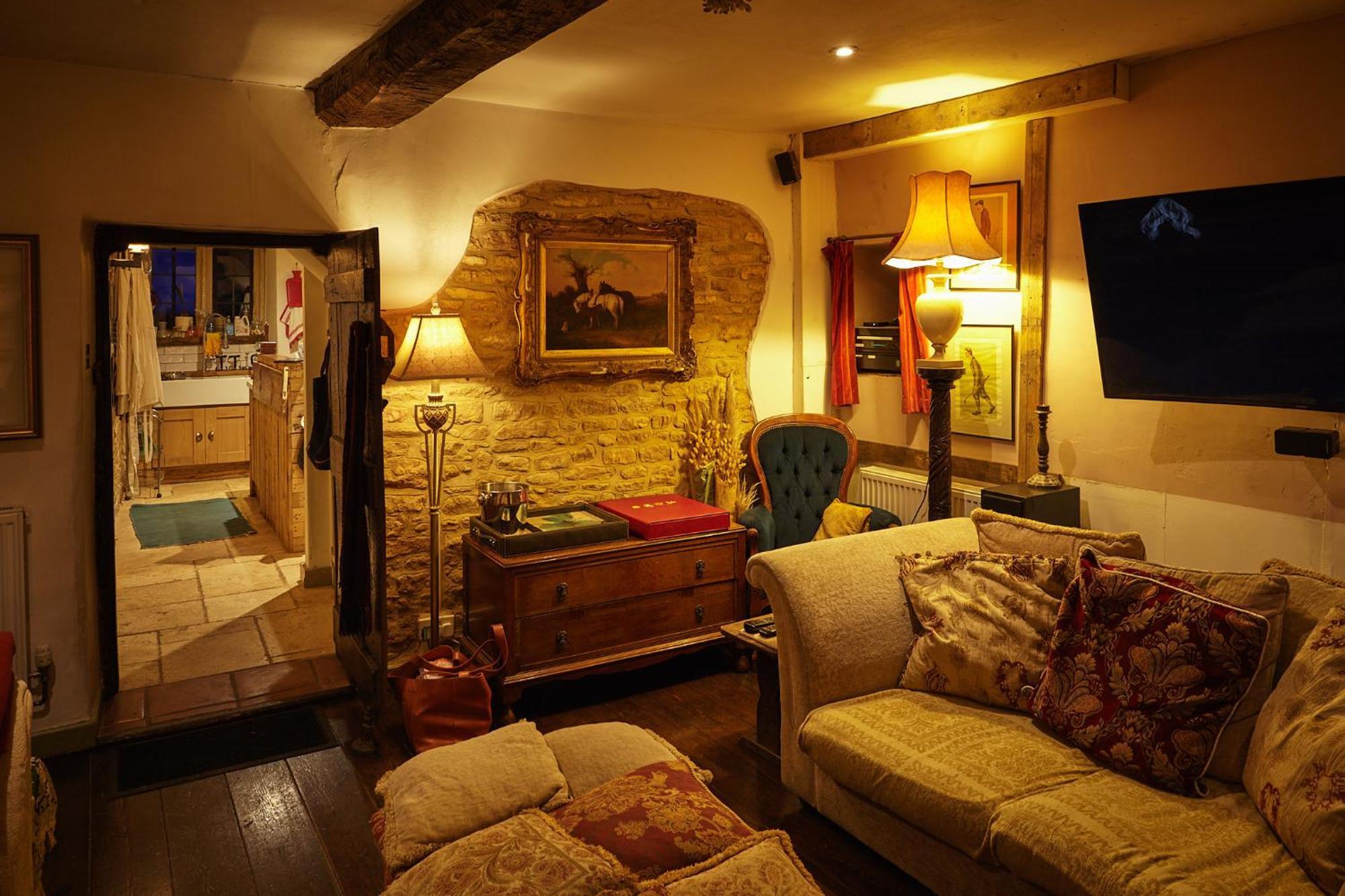 Village Centre Traditional Farm Manor House W Hot Tub