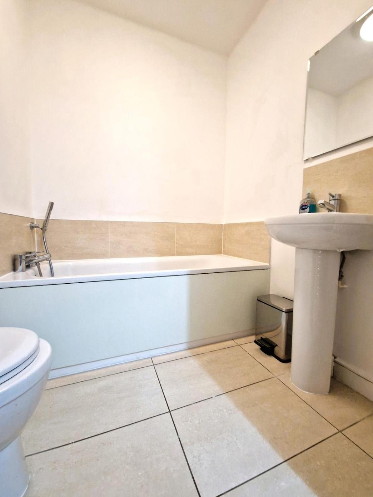 Town Centre Apartment, Private Parking *