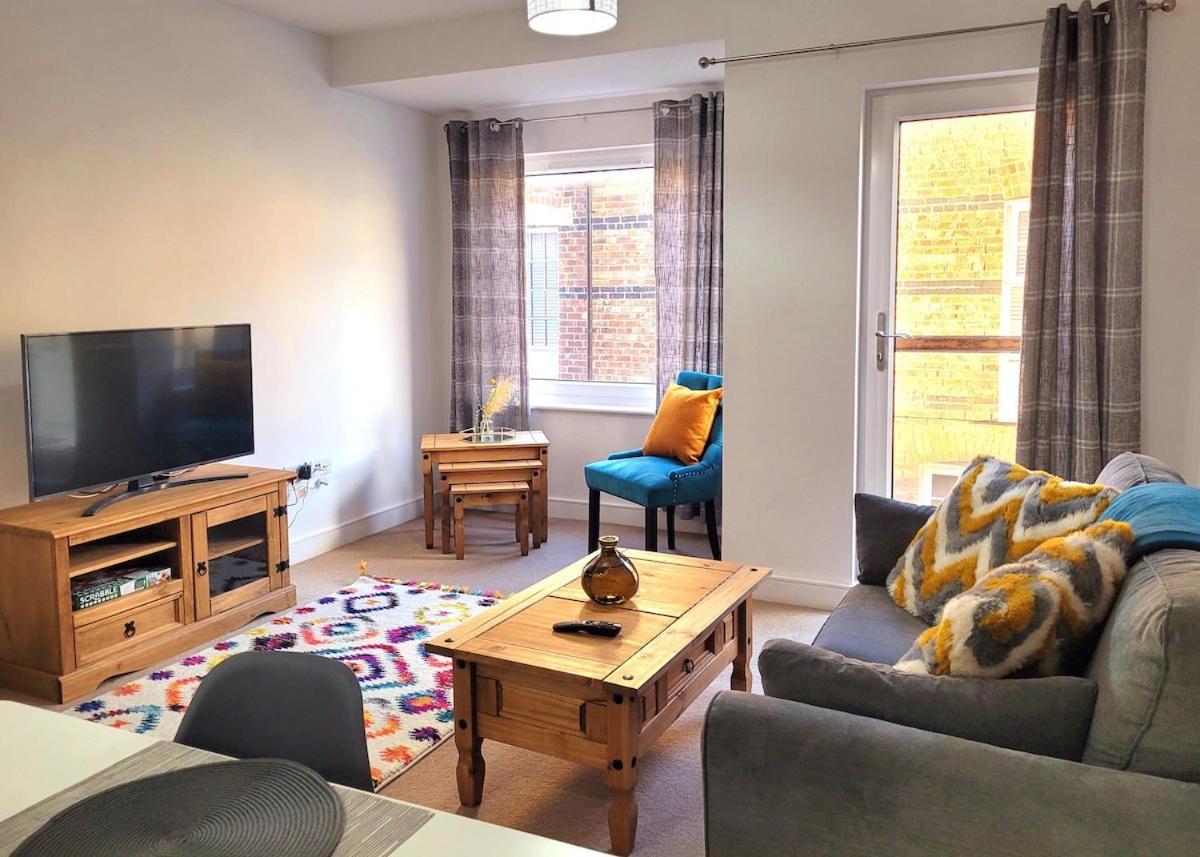Town Centre Apartment, Private Parking *