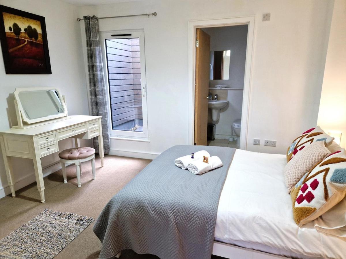 Town Centre Apartment, Private Parking