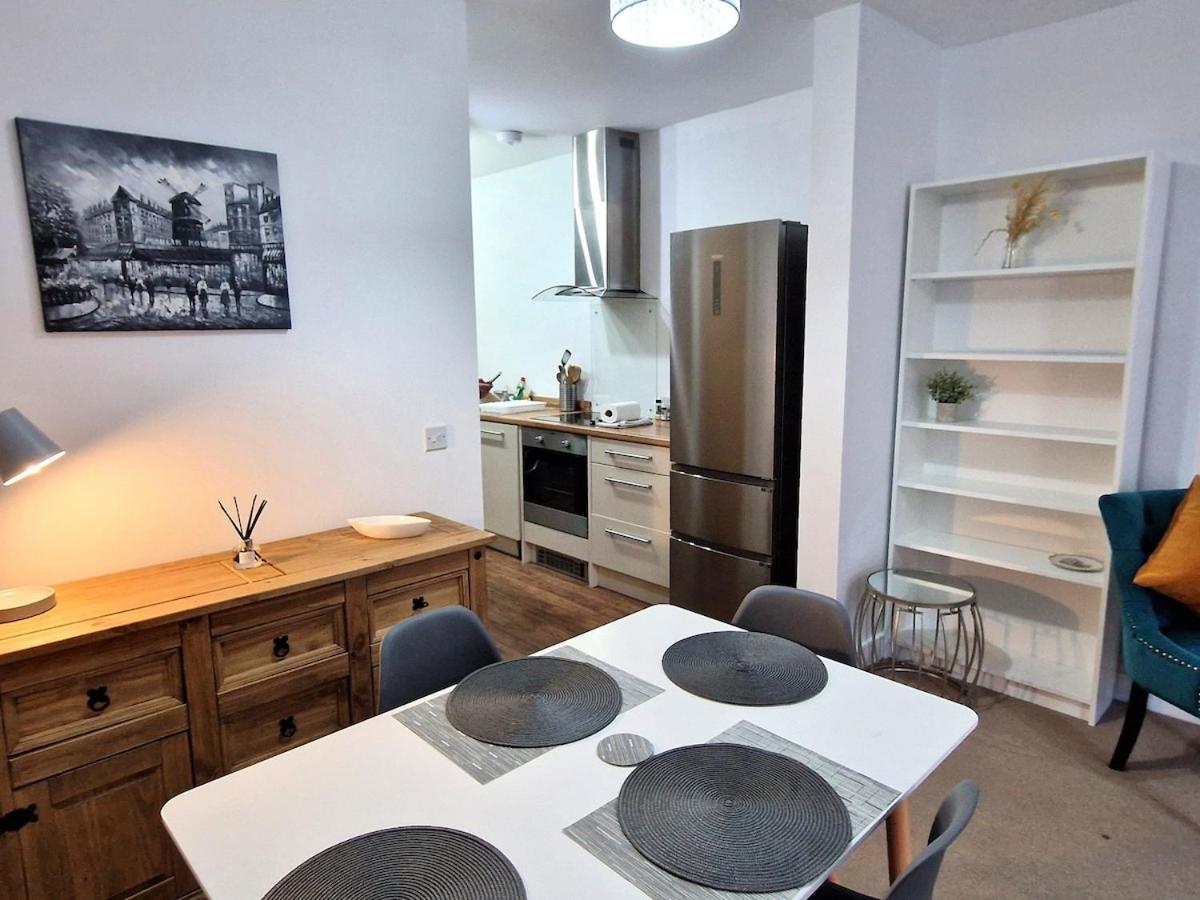 Town Centre Apartment, Private Parking *