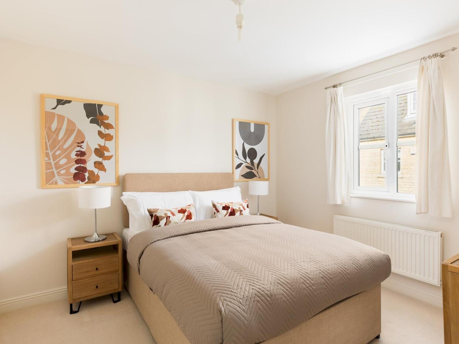 Pass The Keys Modern Stylish Family Private Garden Holiday home Cheltenham