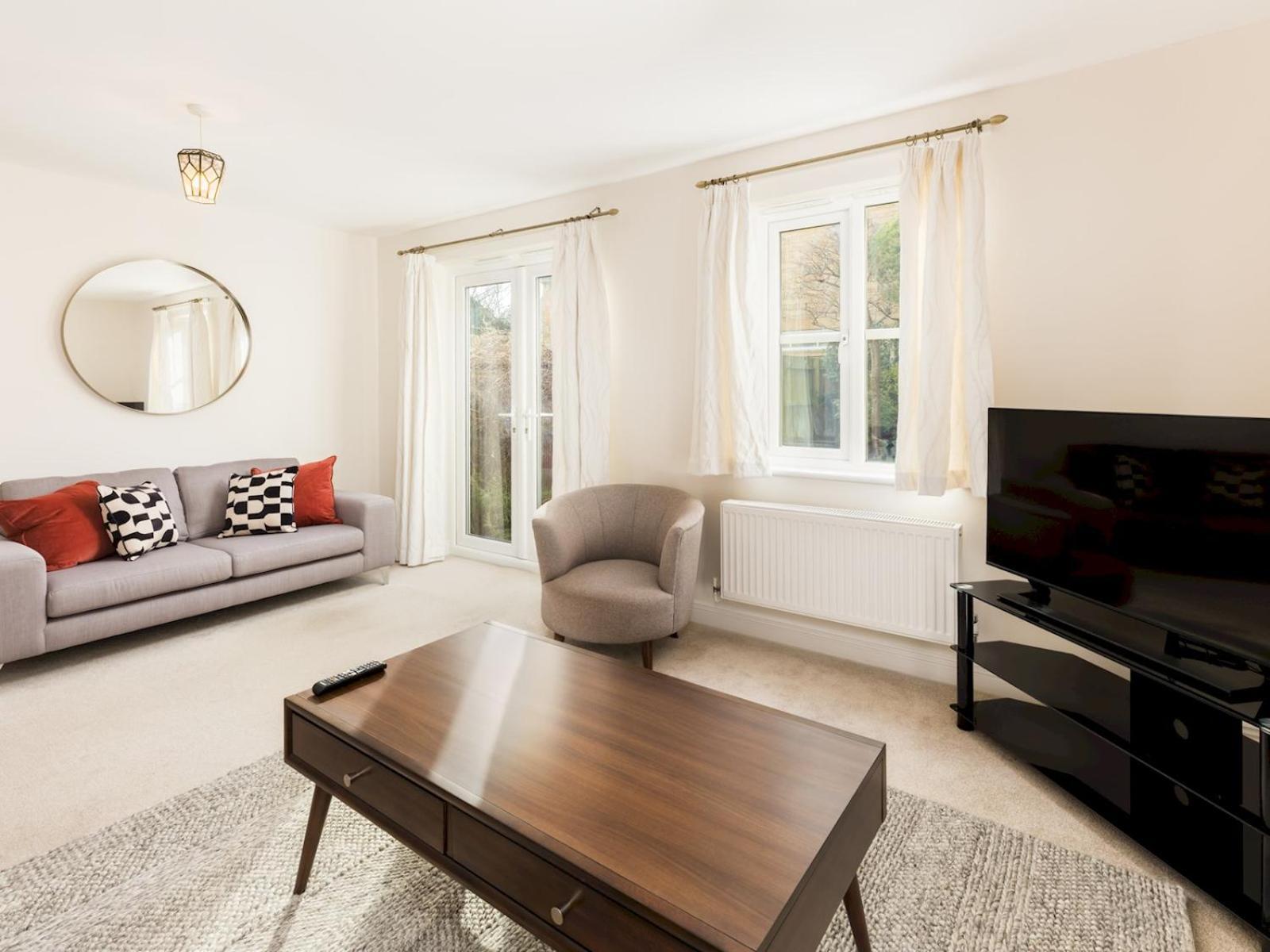 Pass The Keys Modern Stylish Family Private Garden Holiday home Cheltenham