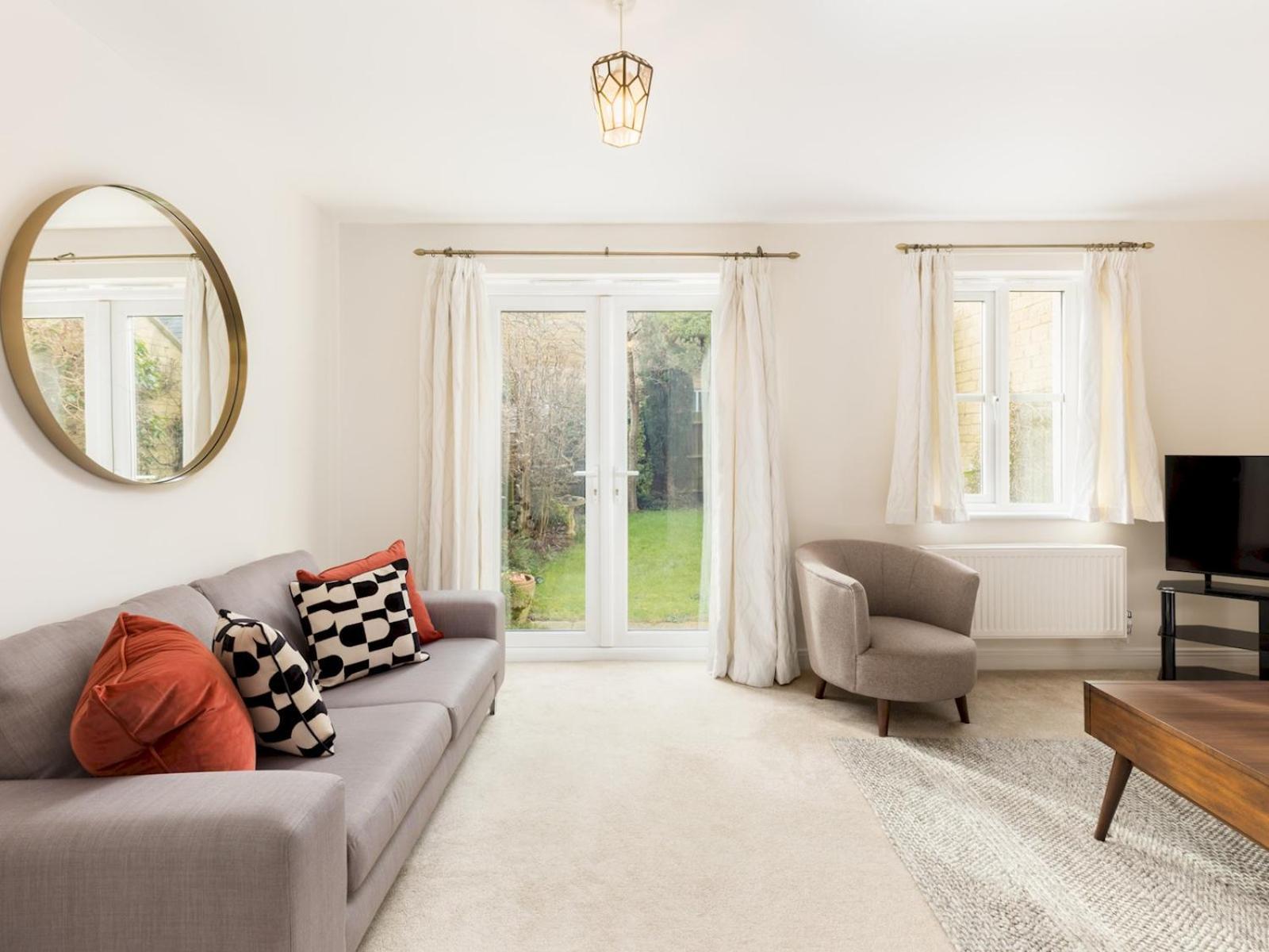 Pass The Keys Modern Stylish Family Private Garden Holiday home Cheltenham