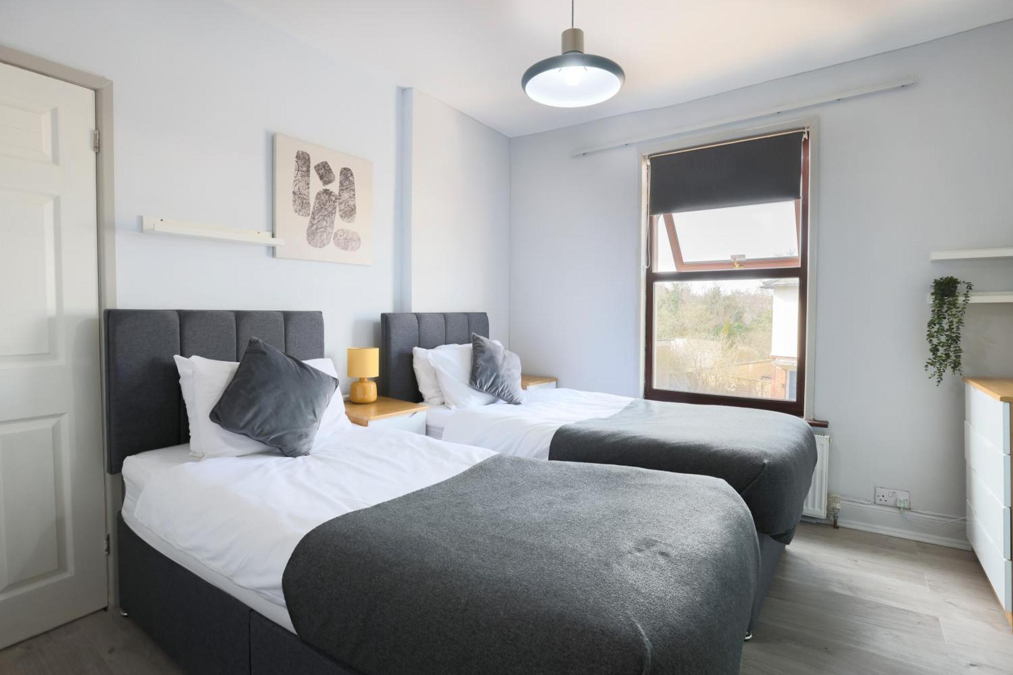 Pittville Place - Near Town - 2 Bed - Sleeps 6 Holiday home