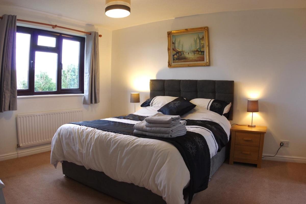Holiday home Modern Detached Family With Off-road Parking Cheltenham