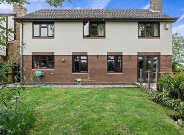 Holiday home Modern Detached Family With Off-road Parking *