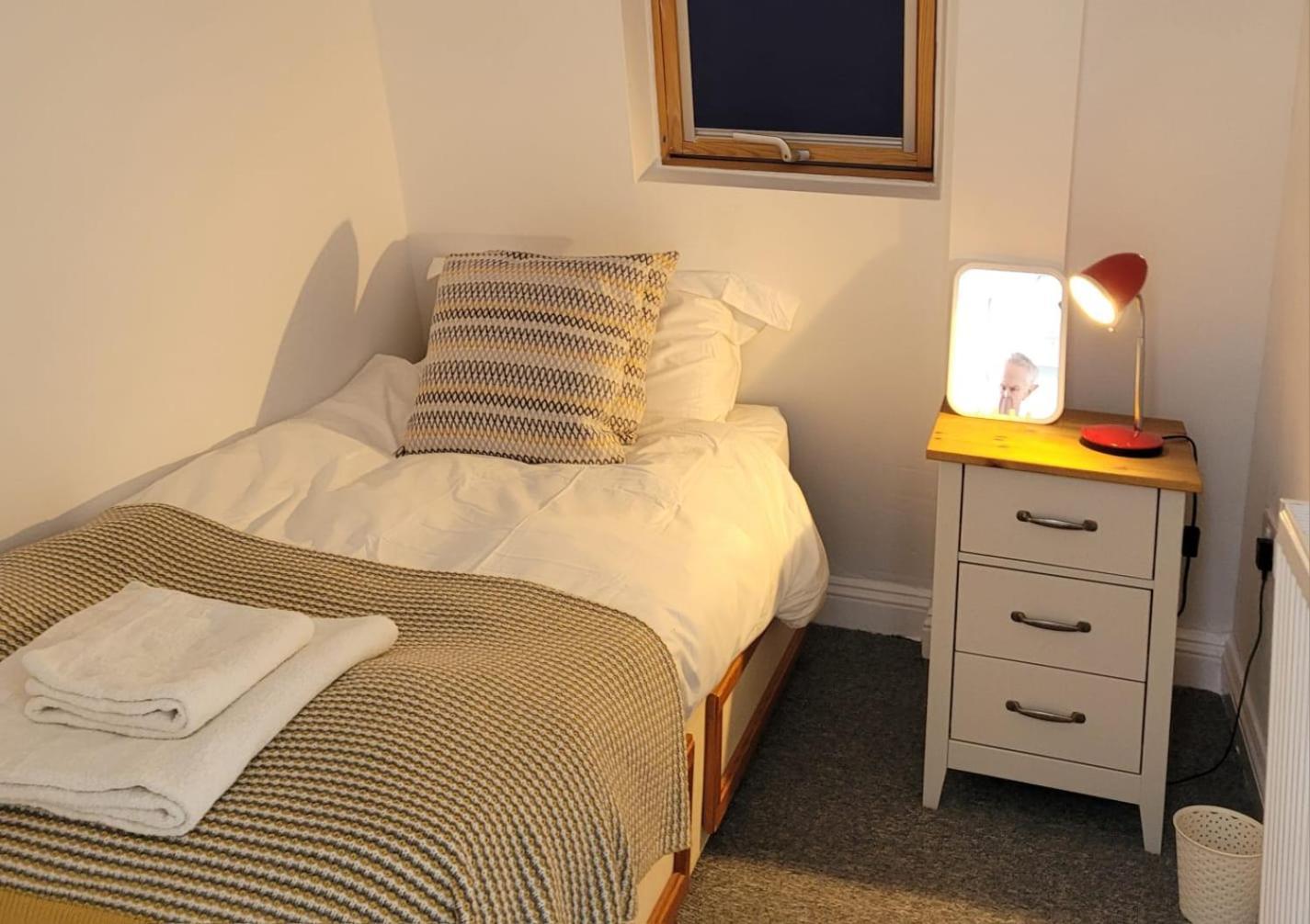 Cosy Quiet Two Bedroom House Near Town Centre Holiday home *