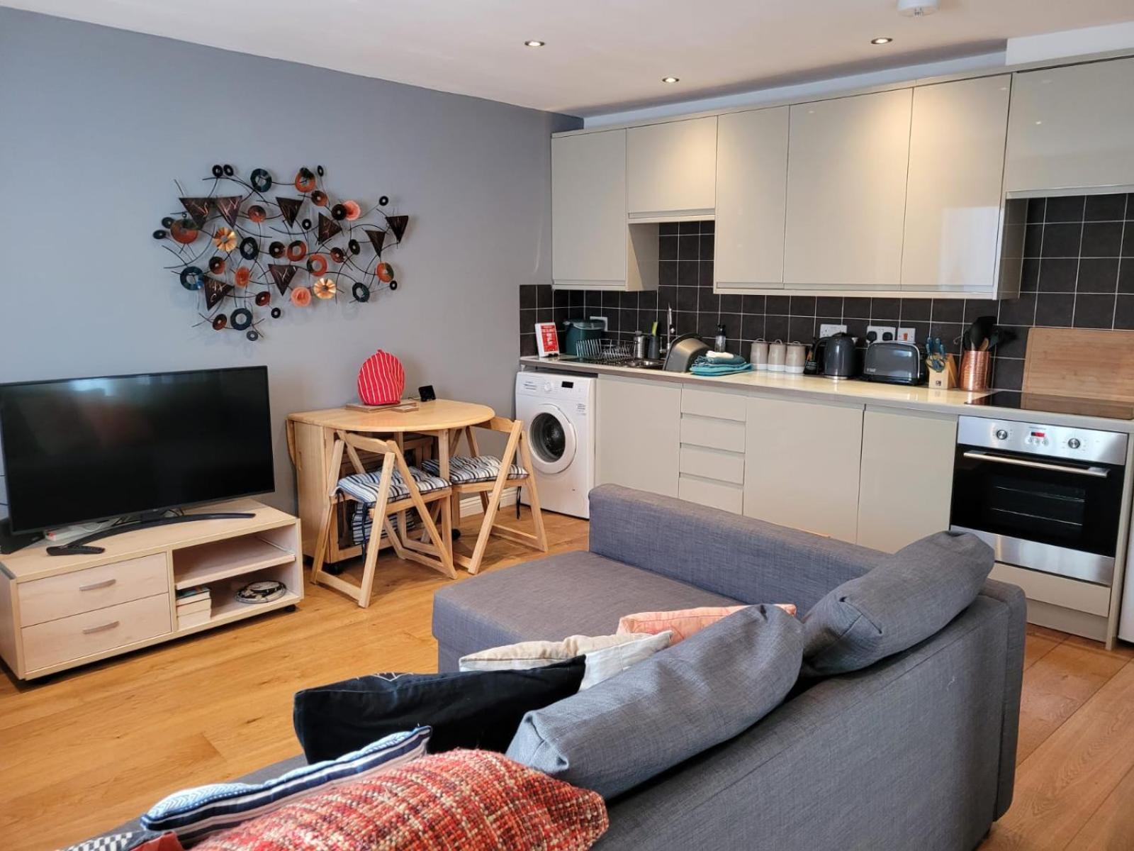 Cosy Quiet Two Bedroom House Near Town Centre Holiday home *