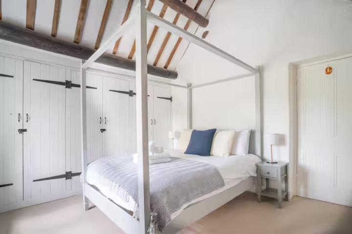 Pass The Keys Delightful 4 Bedroom Cotswold Character Holiday home Cheltenham
