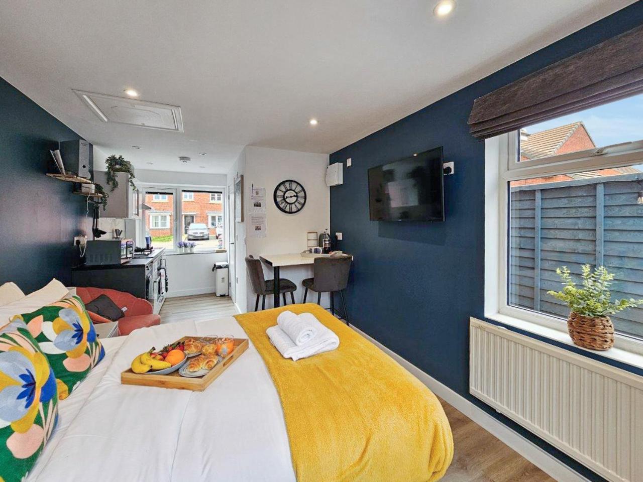 Blue Garden Retreat By Fortuna * Cheltenham