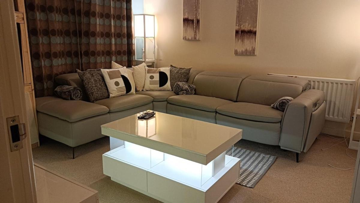 Spacious Cheltenham Flat With Free Allocated Parking *