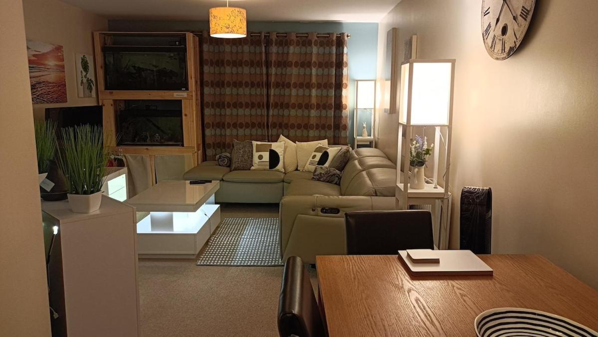 Spacious Cheltenham Flat With Free Allocated Parking Apartment Cheltenham