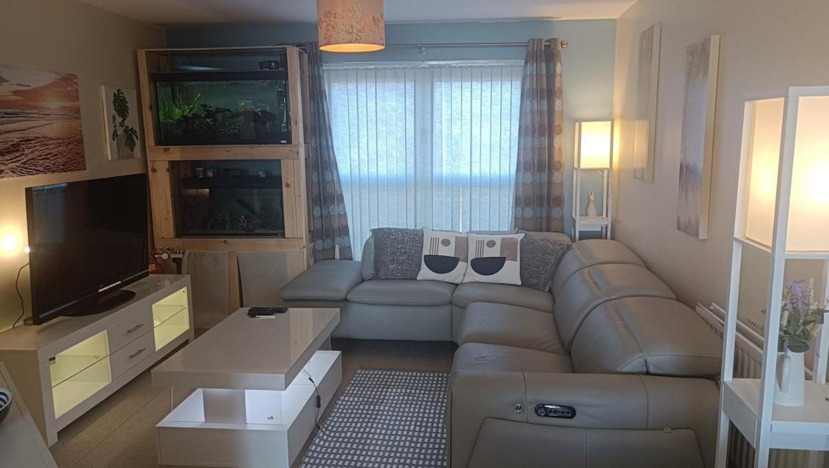 Apartment Spacious Cheltenham Flat With Free Allocated Parking