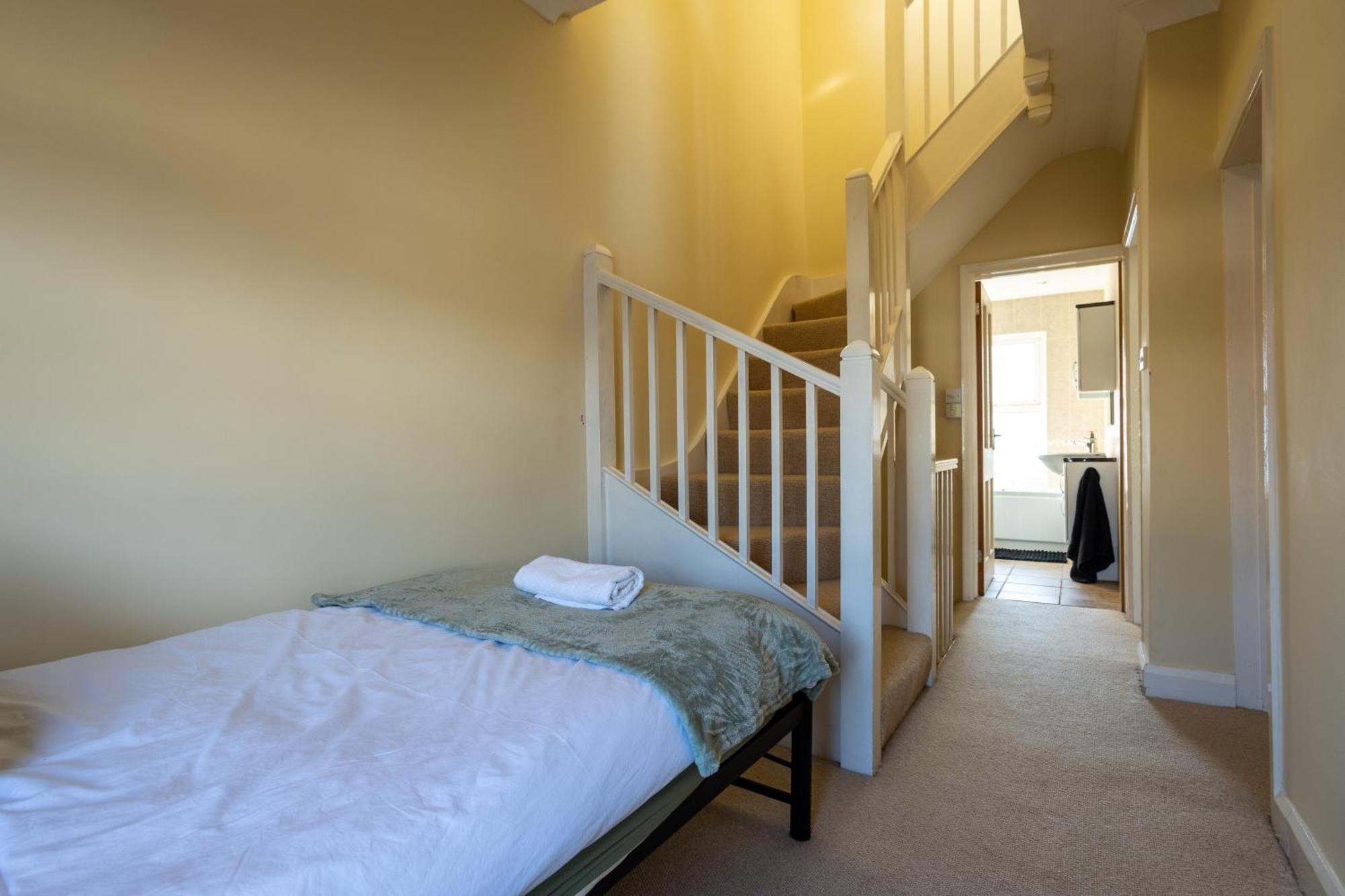 Francis Street Location Sleep 7 *