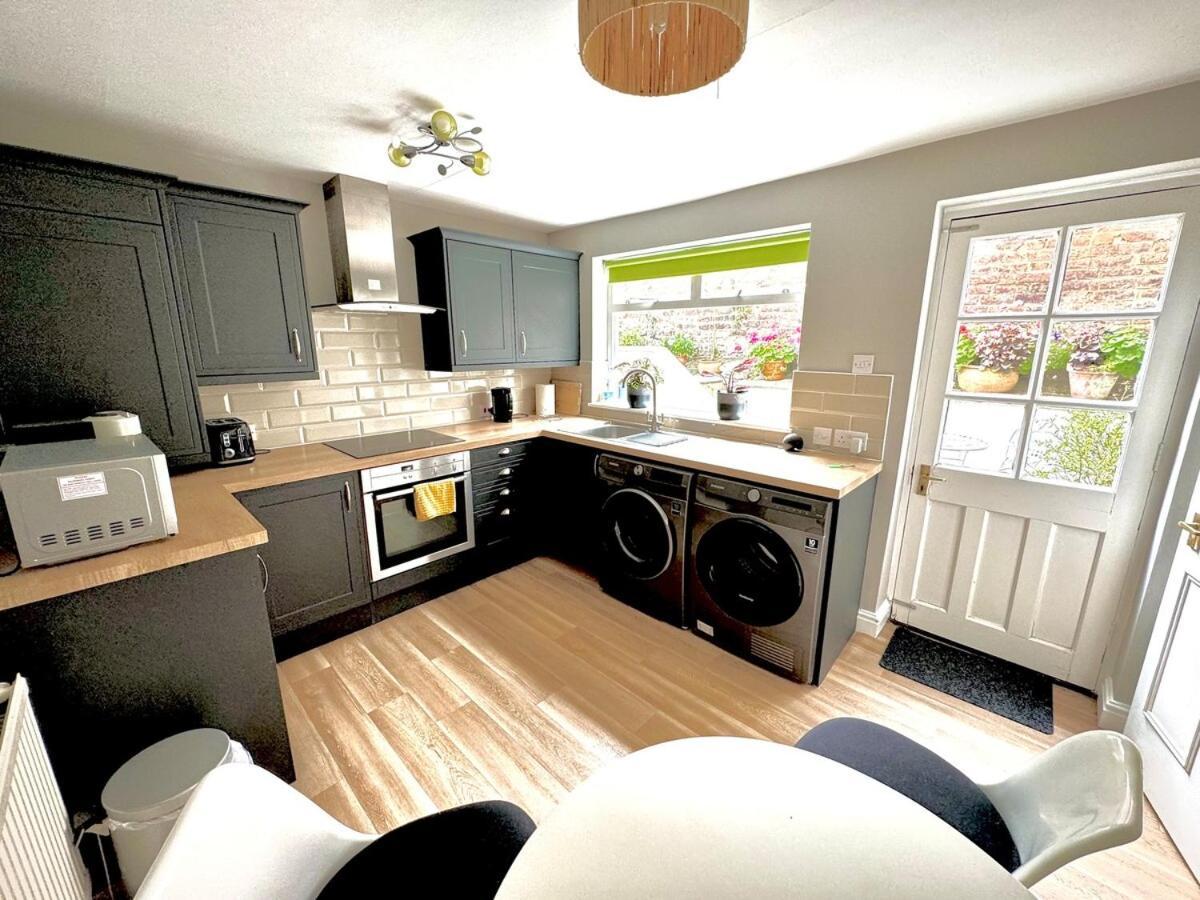 Stylish Garden In Apartment Cheltenham