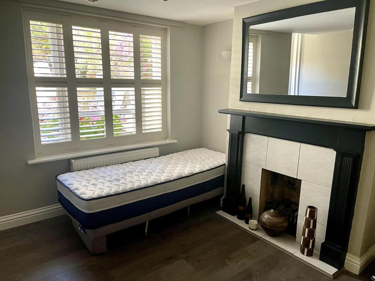 Stylish Garden In Apartment Cheltenham