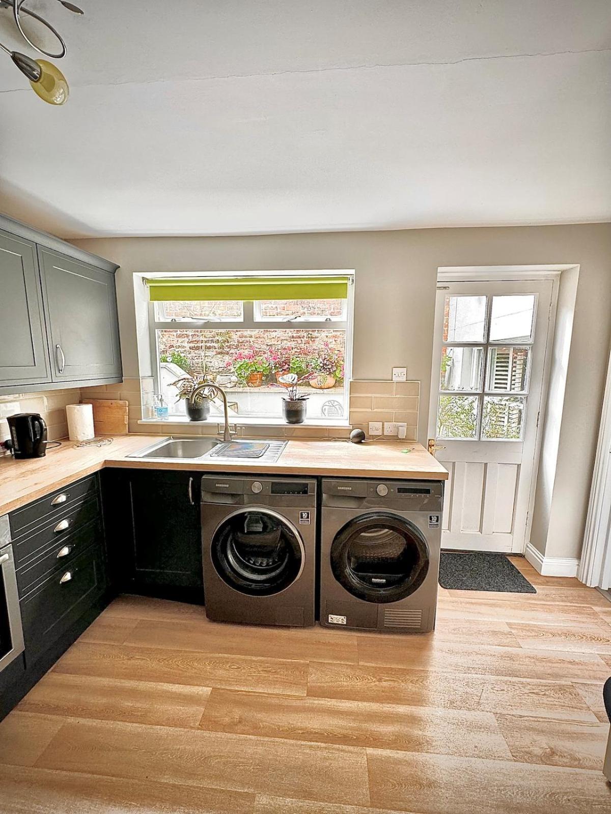 Stylish Garden In Apartment Cheltenham