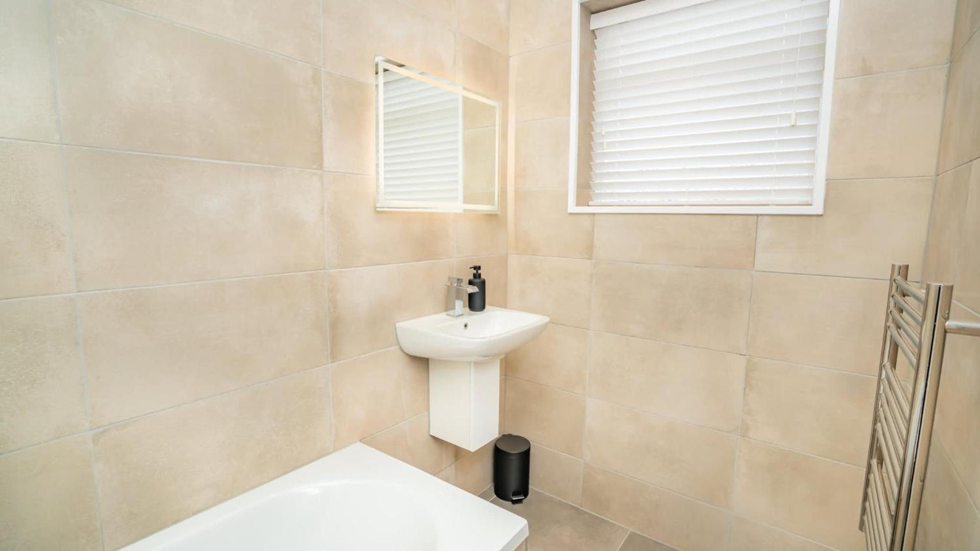 Fabulous 2 Bedroom In Centre Apartment *