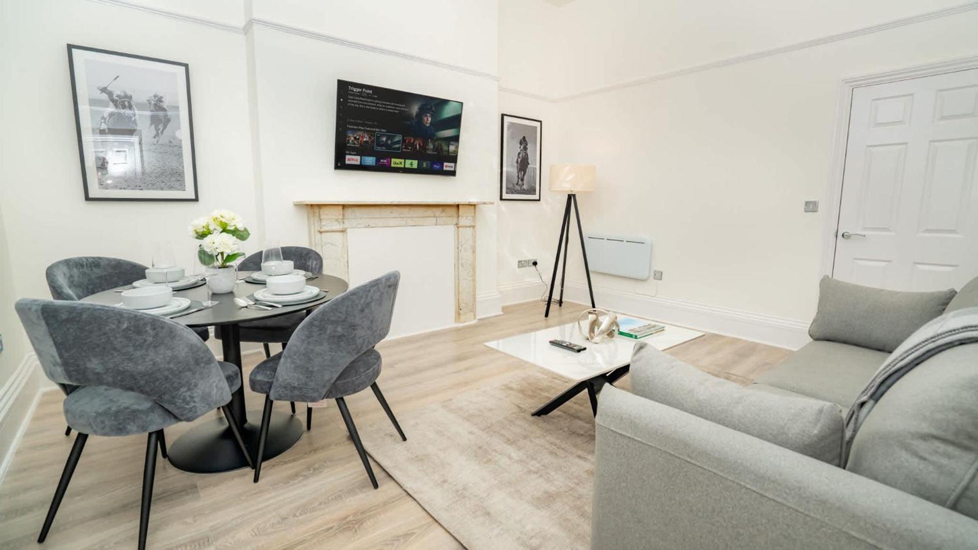 Fabulous 2 Bedroom In Centre Apartment *