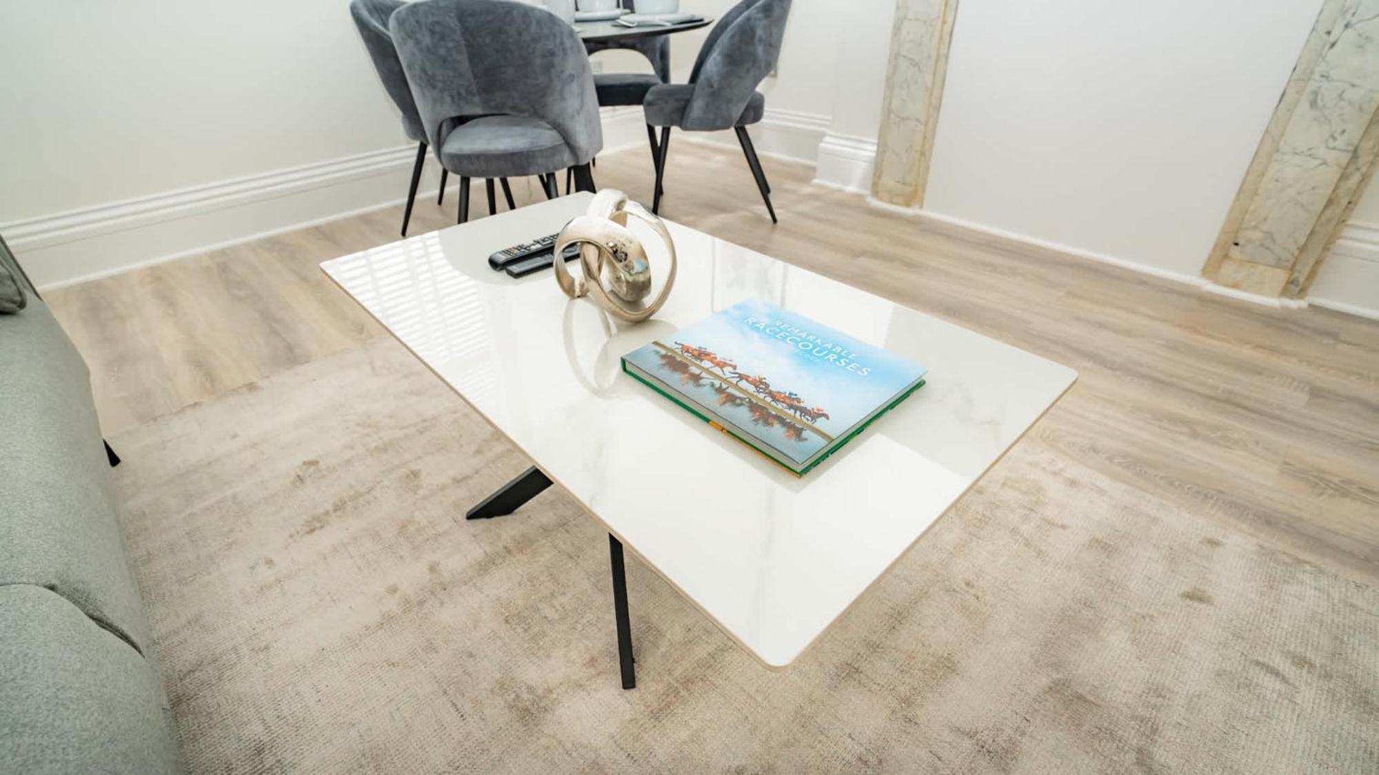 Fabulous 2 Bedroom In Centre Apartment *