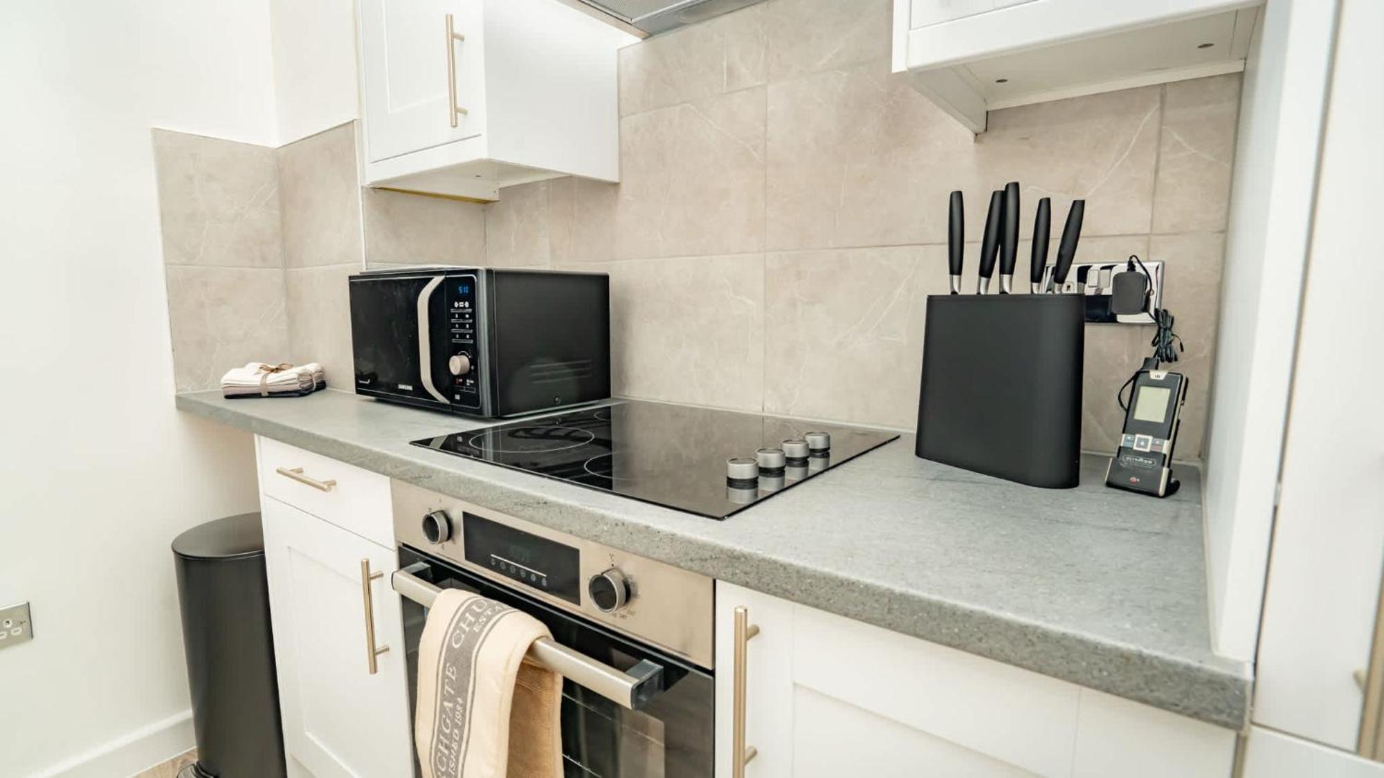 Fabulous 2 Bedroom In Centre Apartment *