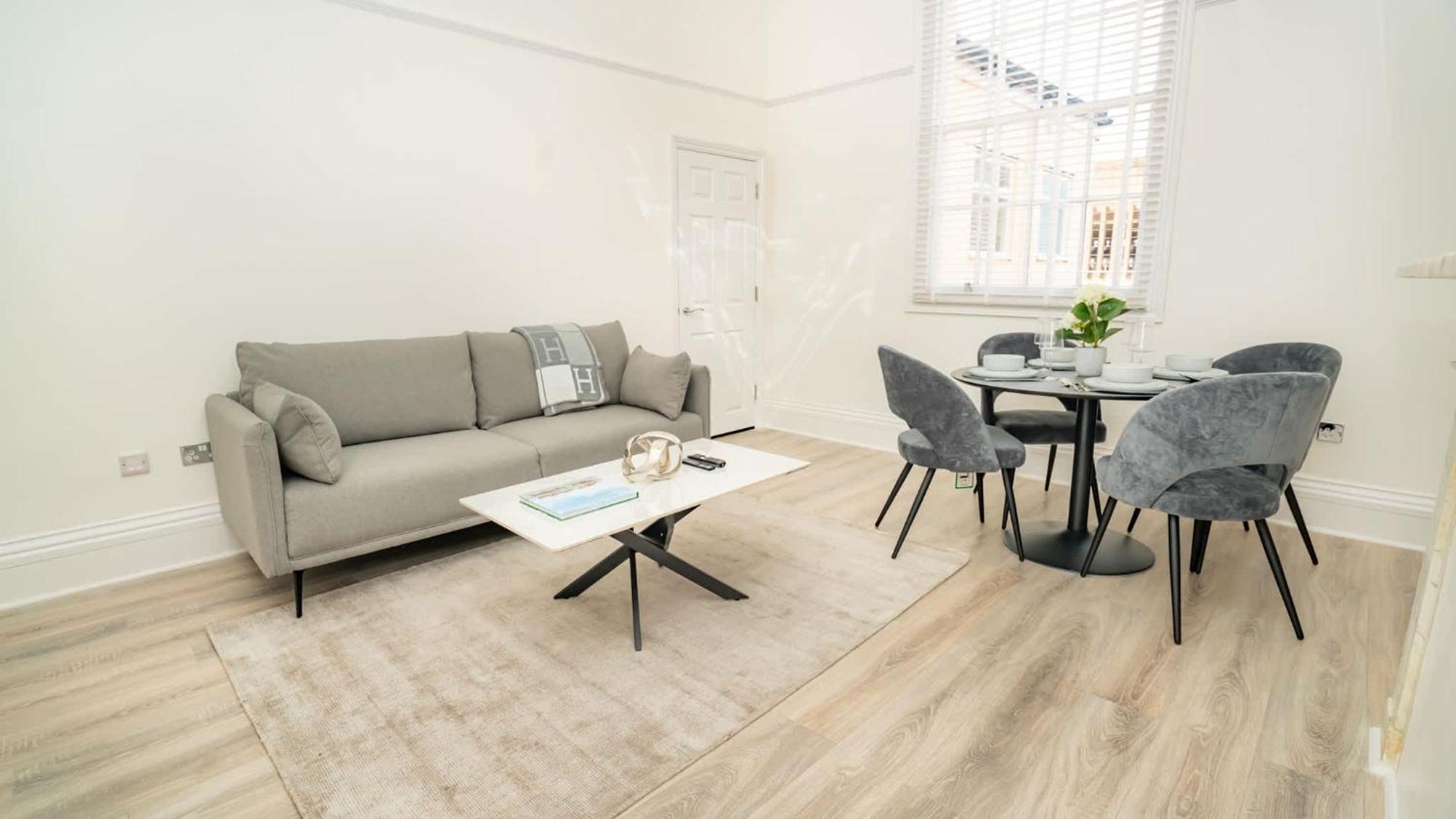 Fabulous 2 Bedroom In Centre Apartment *