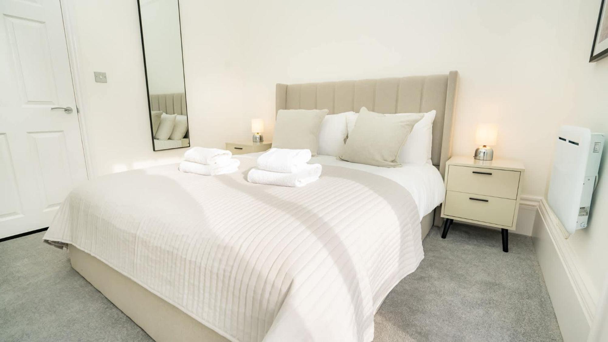 Fabulous 2 Bedroom In Centre Apartment *