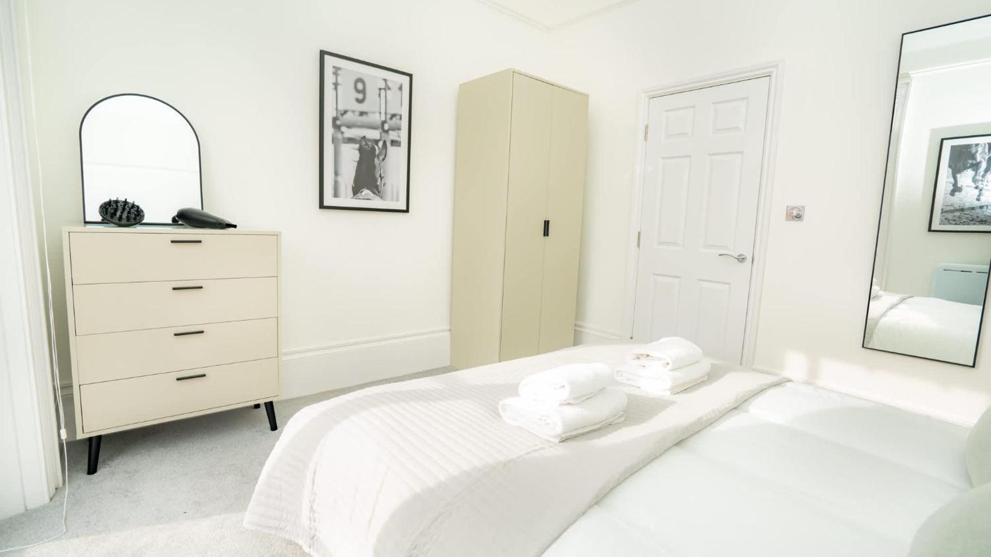 Fabulous 2 Bedroom In Centre * Cheltenham