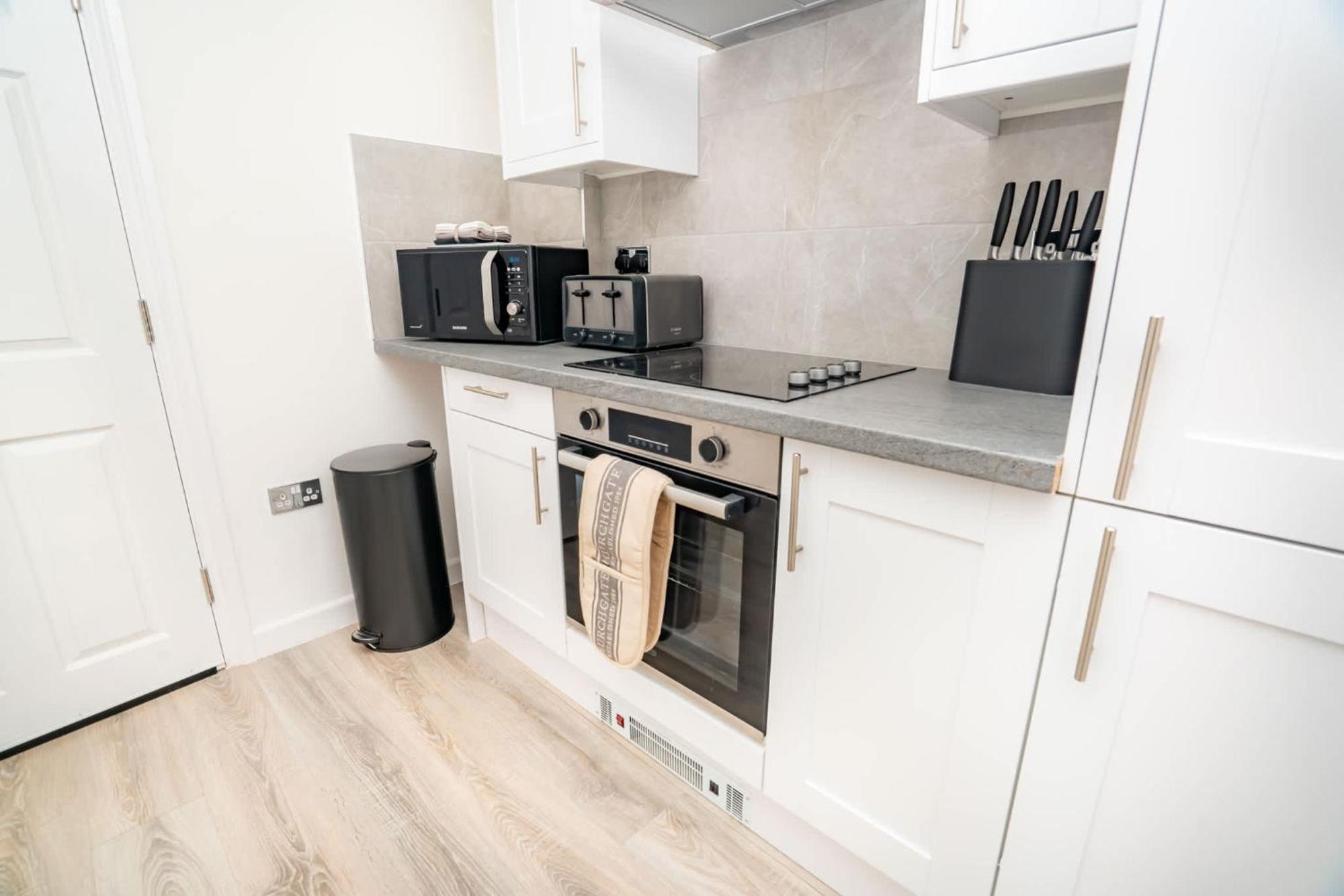 Fabulous 1 Bedroom In Centre Apartment *