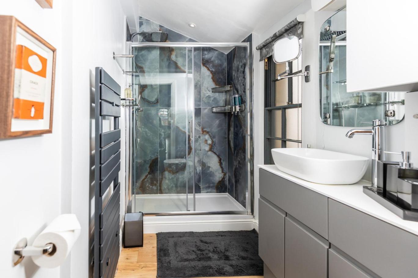 Apartment 15 Lansdown *