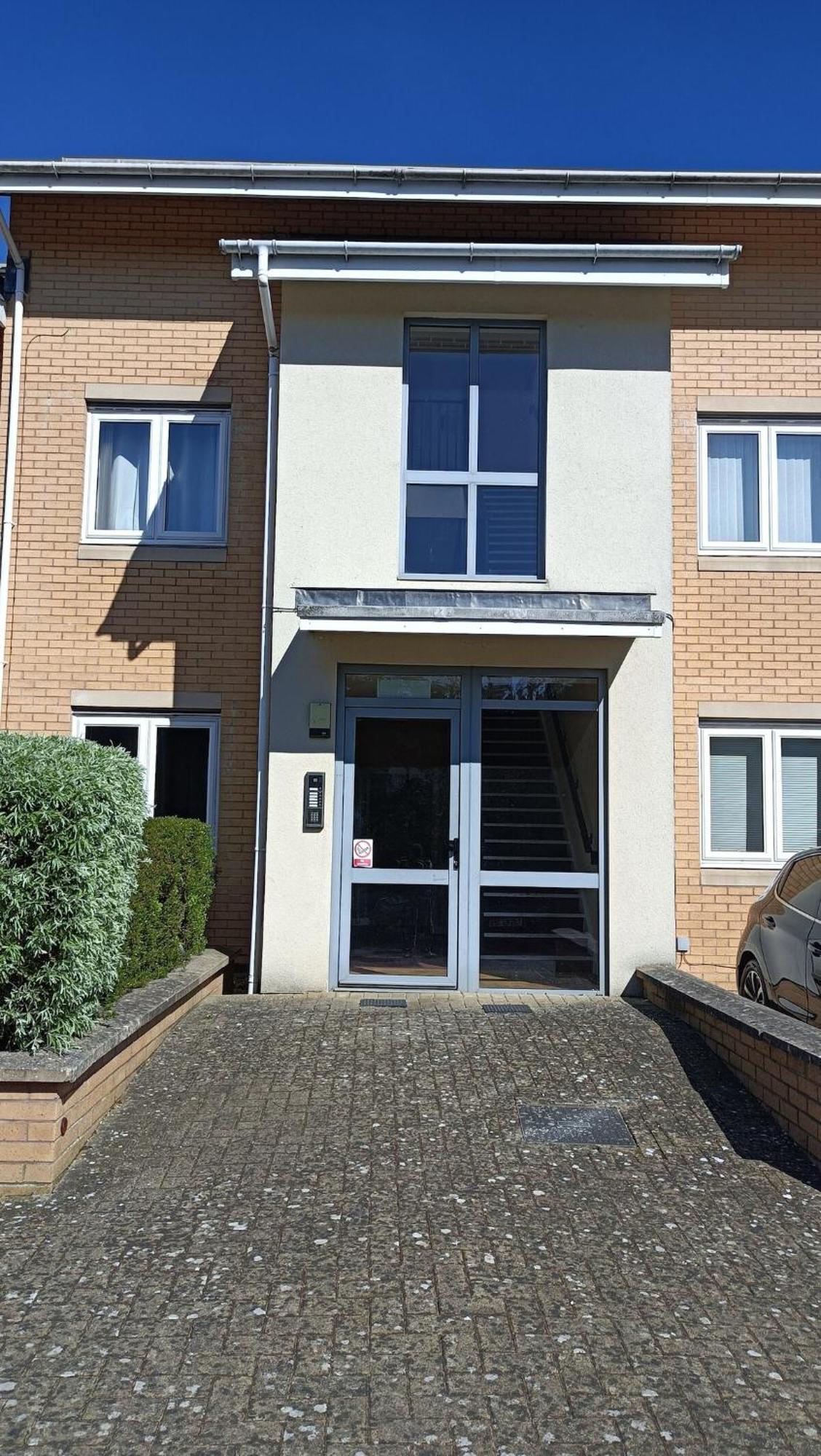 Spacious Cheltenham Flat With Free Allocated Parking Apartment *