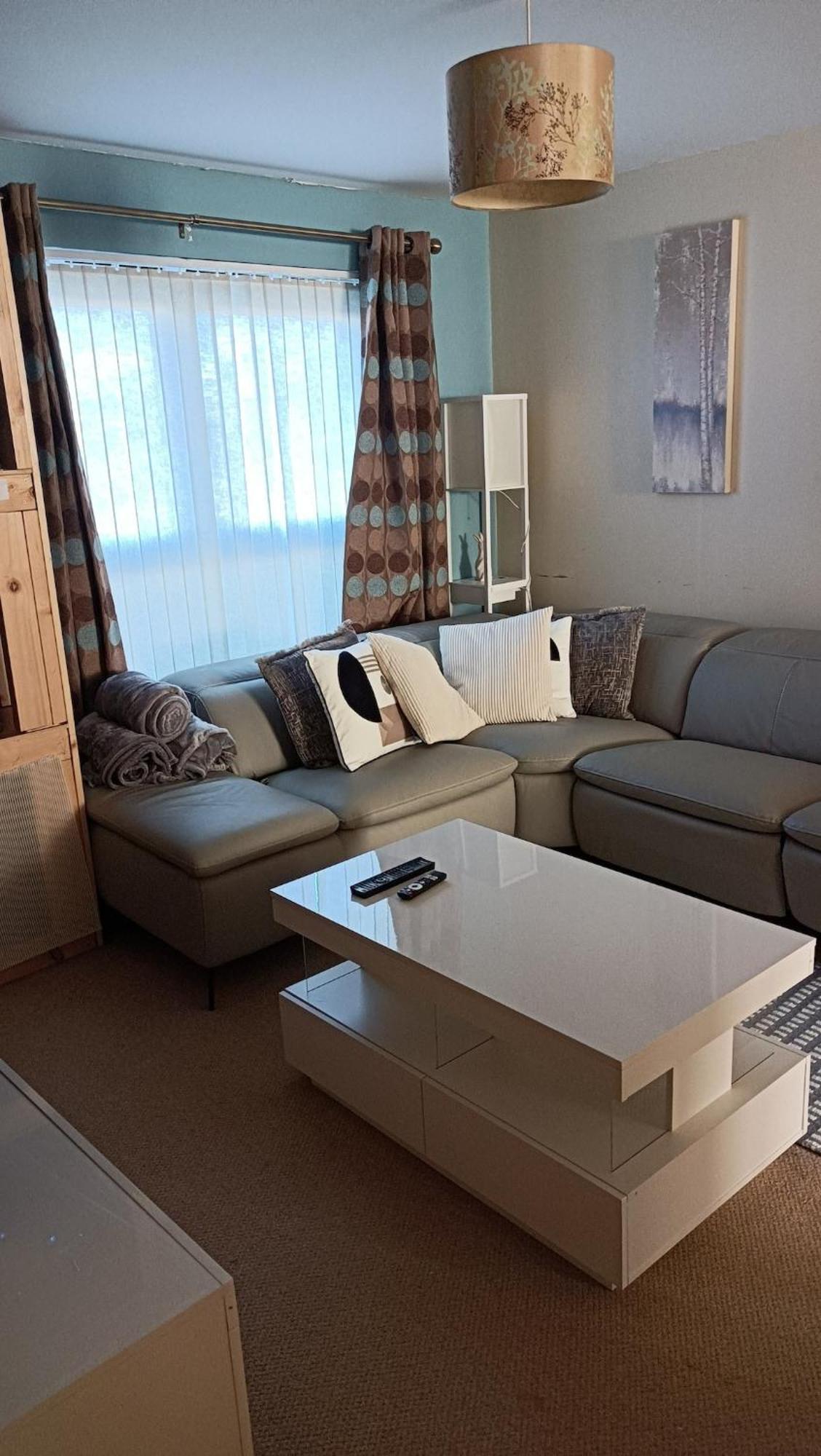 Apartment Spacious Cheltenham Flat With Free Allocated Parking Cheltenham