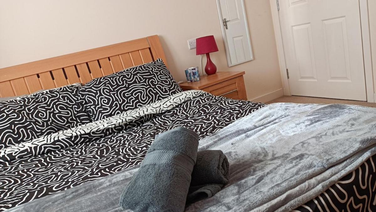 Spacious Cheltenham Flat With Free Allocated Parking Apartment