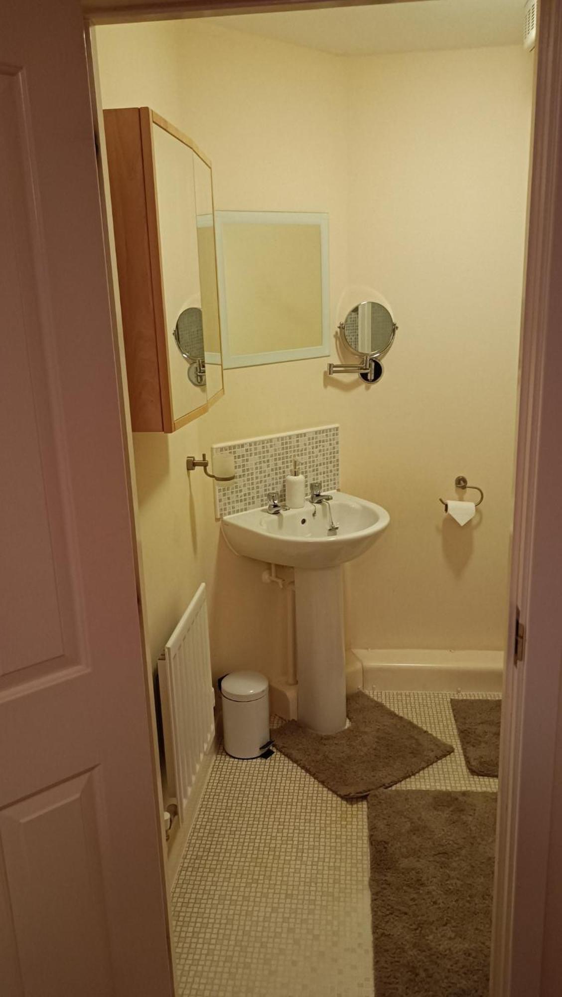 Spacious Cheltenham Flat With Free Allocated Parking Apartment Cheltenham