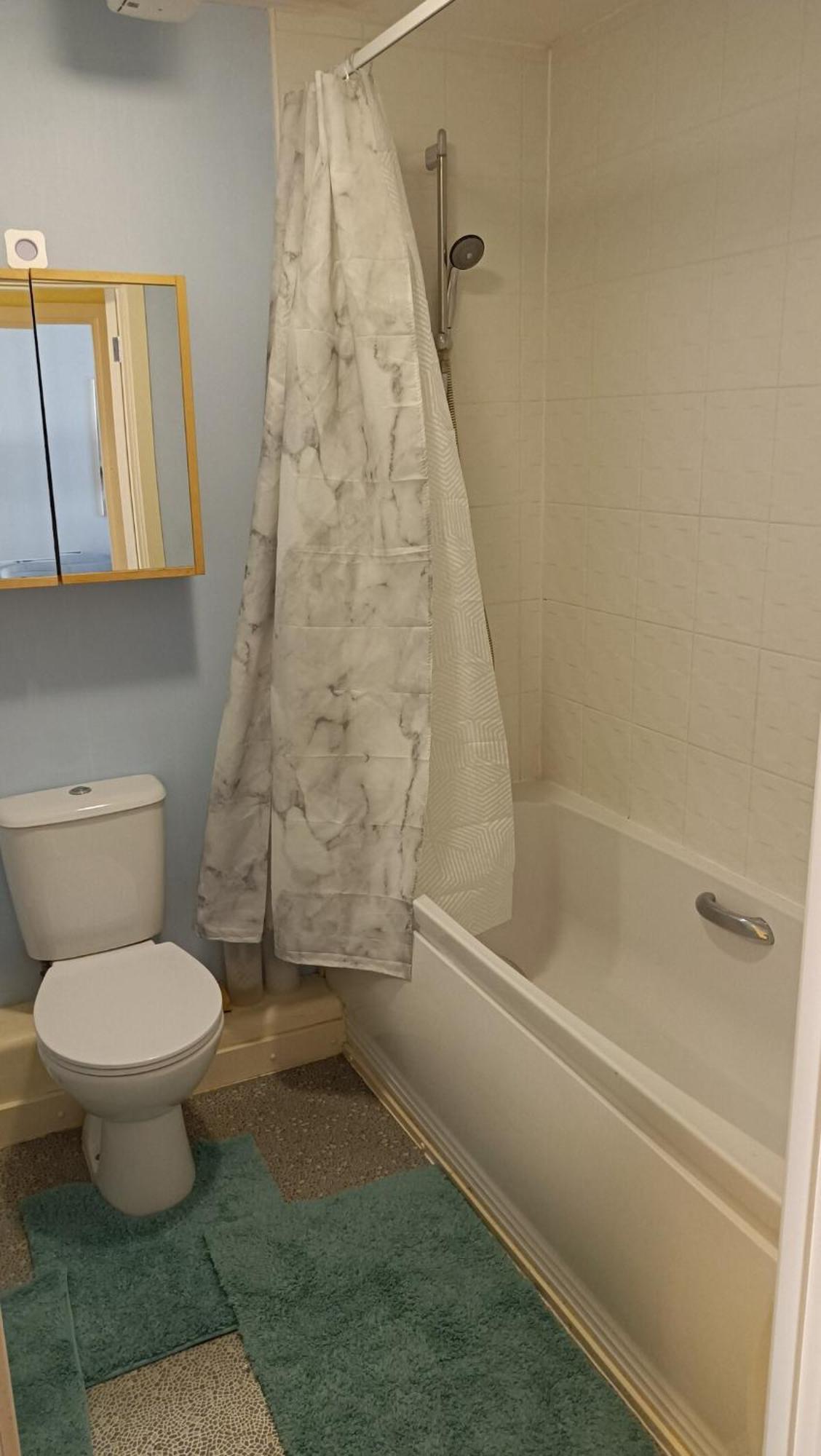 Apartment Spacious Cheltenham Flat With Free Allocated Parking