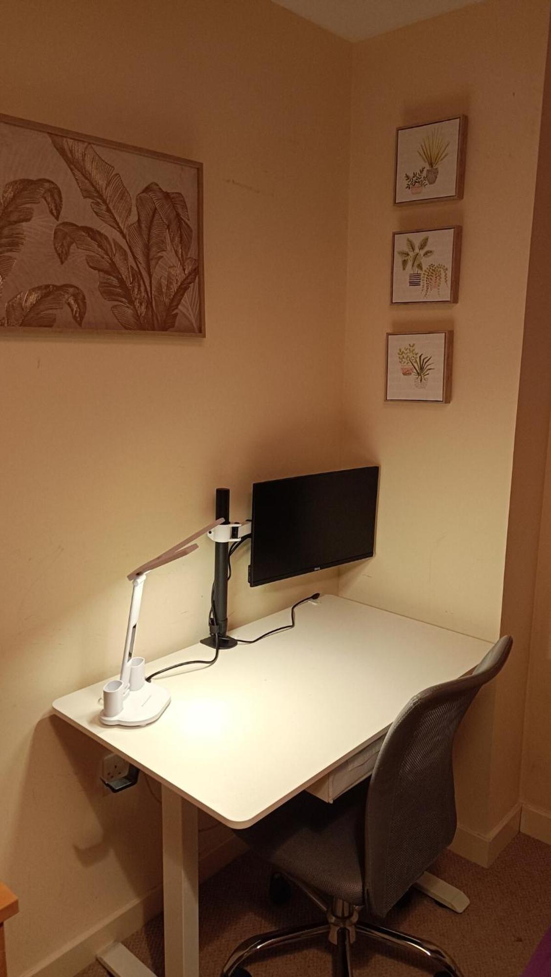 Spacious Cheltenham Flat With Free Allocated Parking *