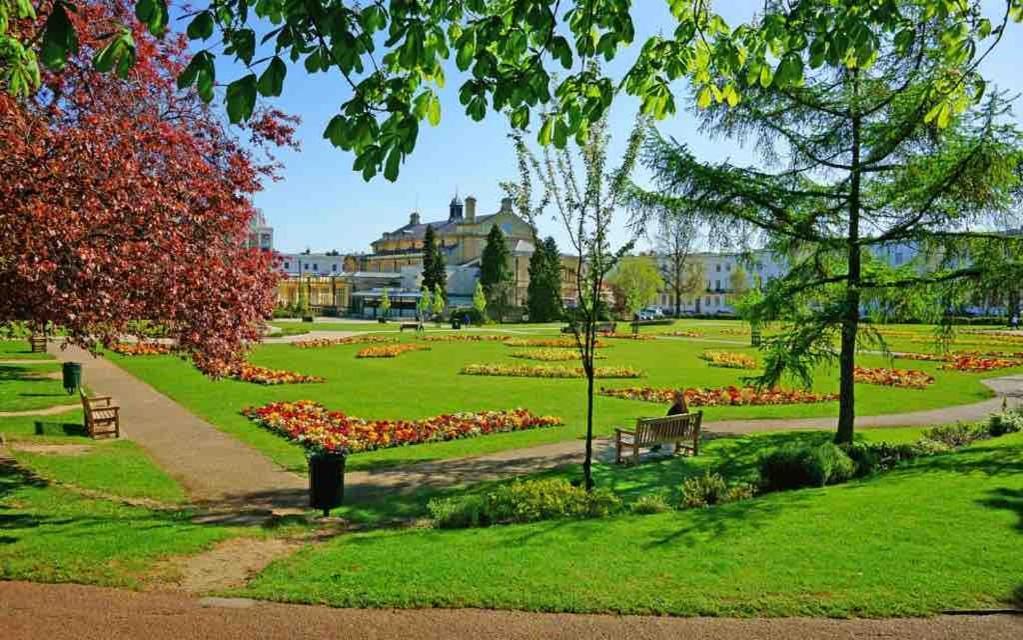 2 Double Bedroom Flat In The Heart Of * Cheltenham
